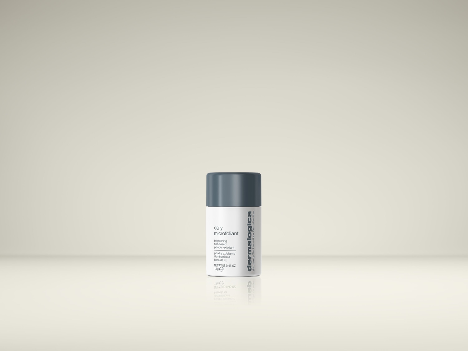 De Dermalogica Daily Microfoliant is een verhelderende, op rijst gebaseerde poederexfoliant in een witte fles met een donkergrijze dop, perfect voor een stralende huid.