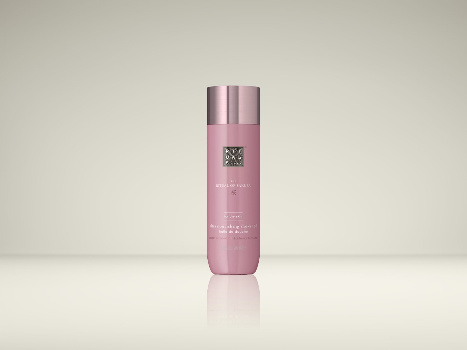 Découvrez l'huile de douche ultra-nourrissante The Ritual of Sakura de Rituals, présentée dans une bouteille rose pâle avec un bouchon assorti, idéale pour les peaux sèches.