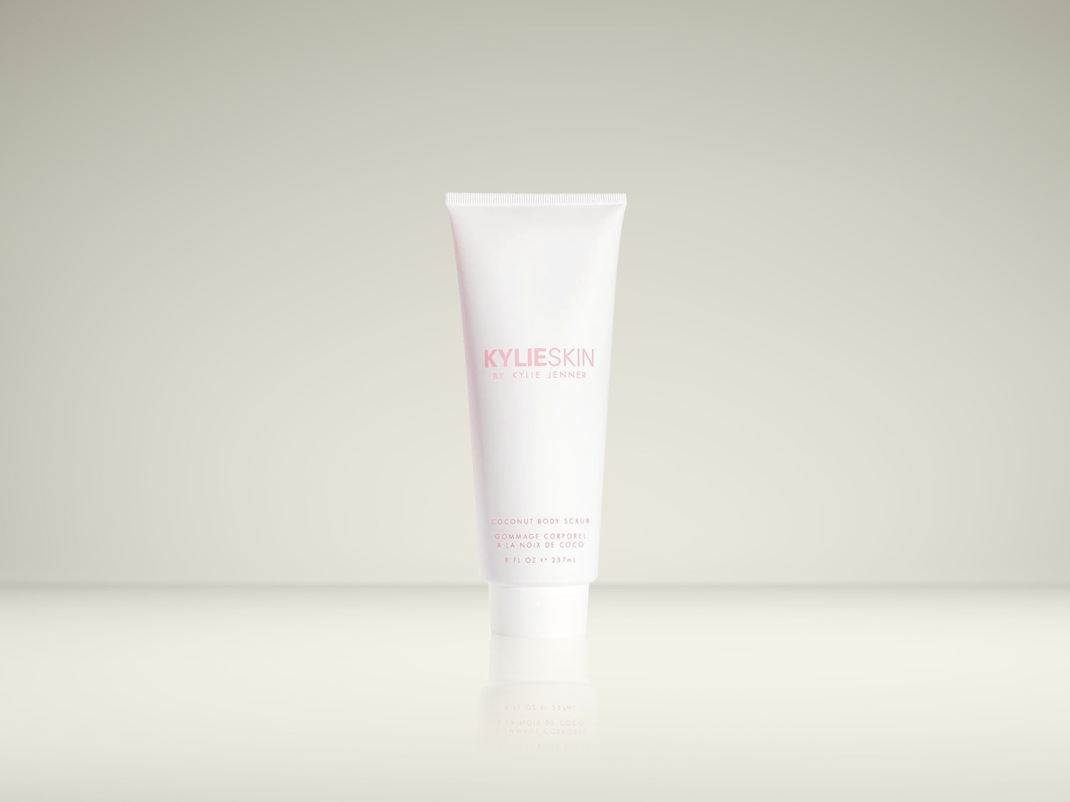 Le gommage corporel à la noix de coco de KYLIESKIN by Kylie Jenner est présenté dans un tube blanc élégant de 237 ml, parfait pour une peau douce et éclatante.