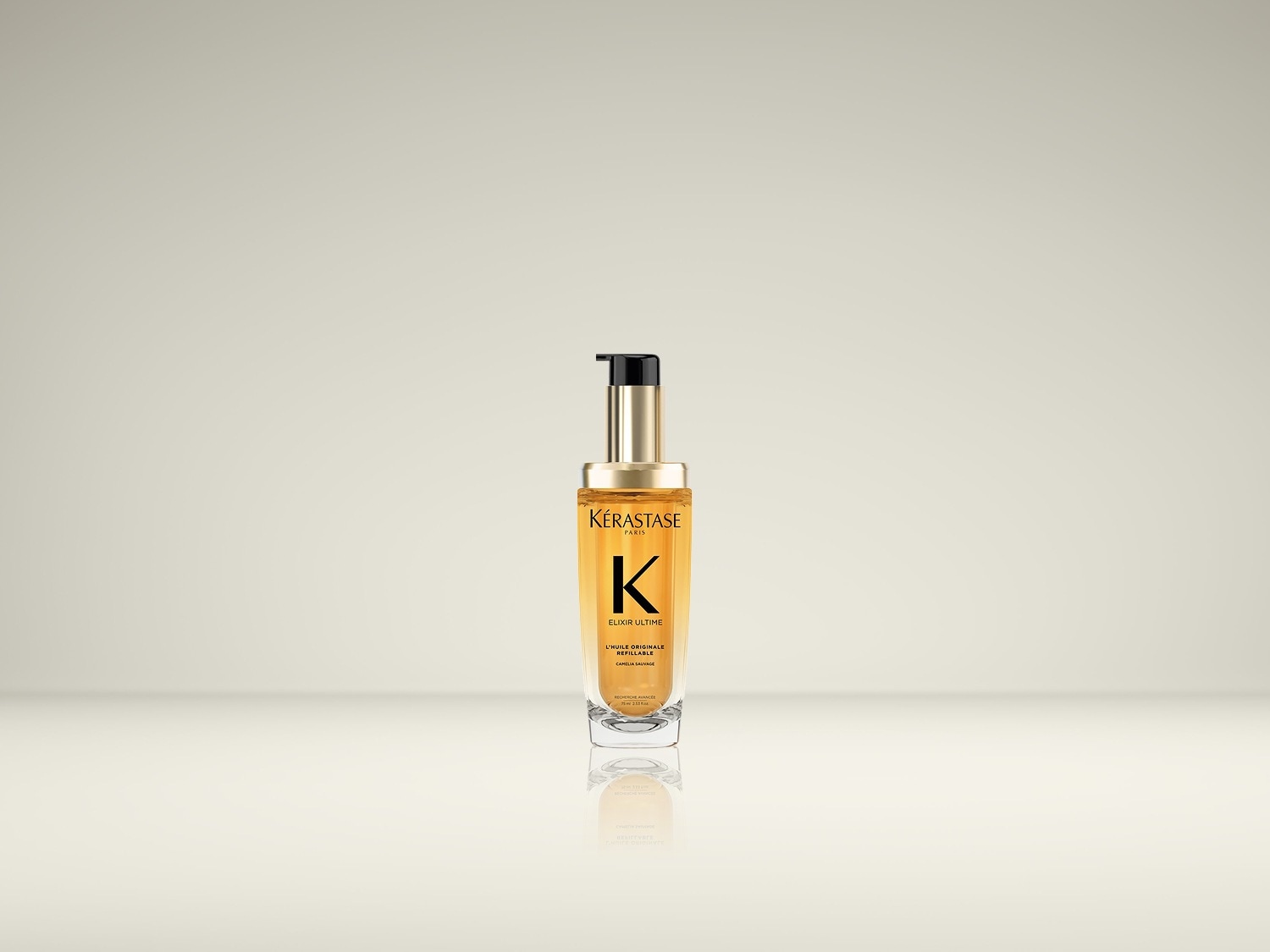 De Kérastase Elixir Ultime L'Huile Originale is een goudkleurige haarolie in een glazen fles met een gouden dop en zwarte pomp, perfect voor glanzend en gevoed haar.