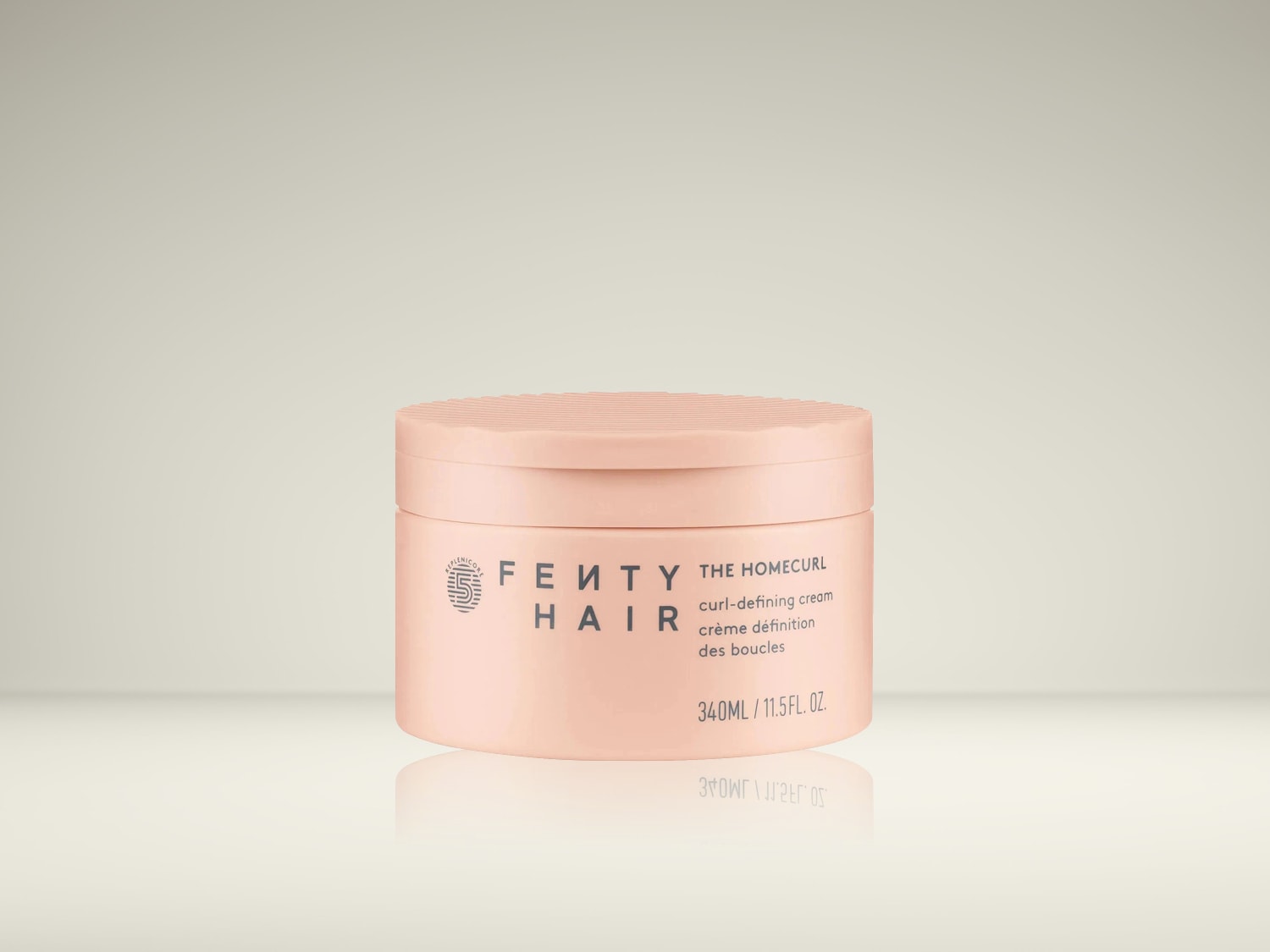 Le pot de crème capillaire Fenty Hair The Homecurl de 340 ml, de couleur rose pâle, est conçu pour définir les boucles et est présenté sur un fond clair.