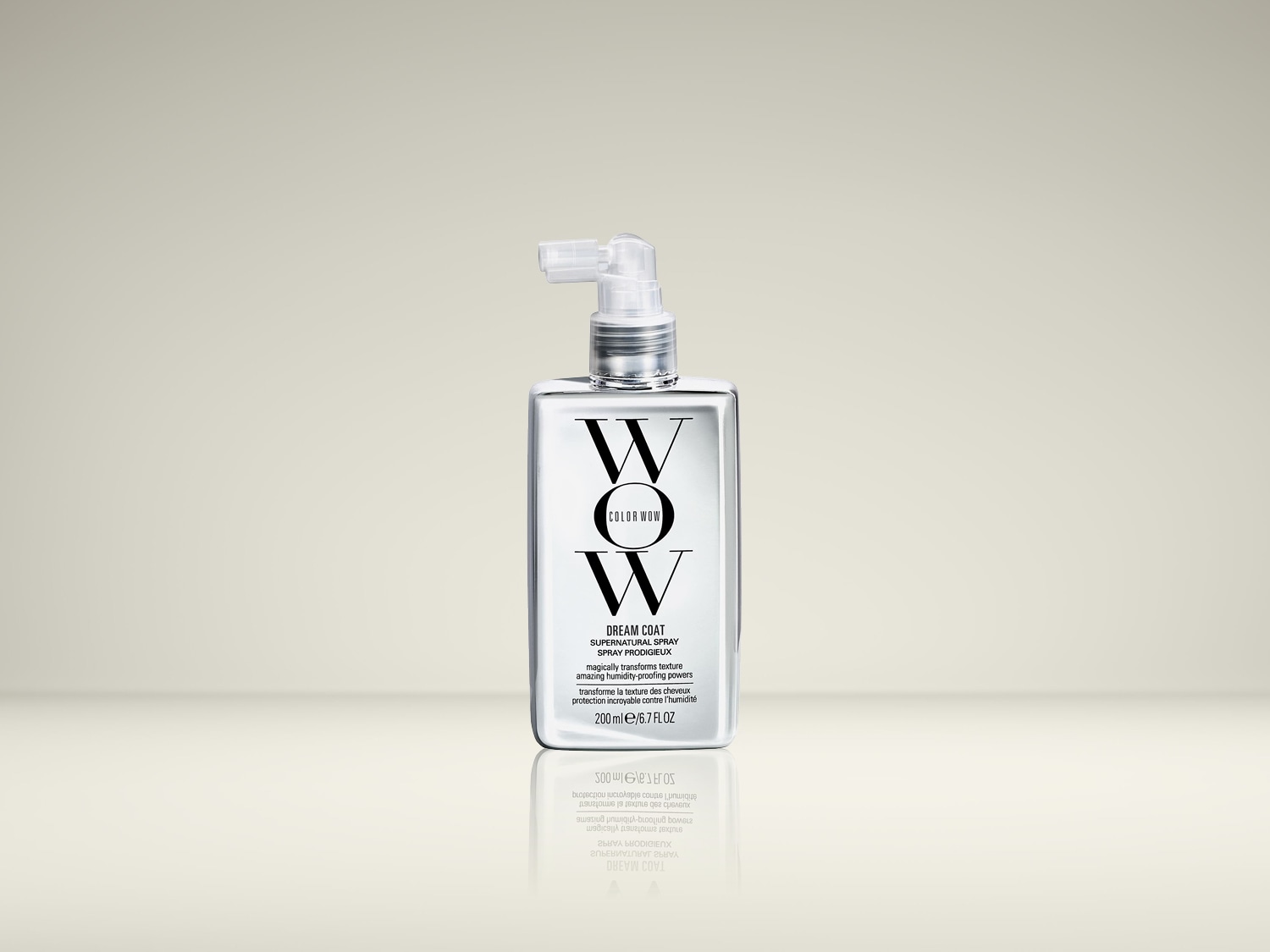 De Color Wow Dream Coat Supernatural Spray in een transparante fles van 200 ml, met een witte spuitdop, belooft textuur te transformeren en het haar te beschermen tegen vochtigheid.