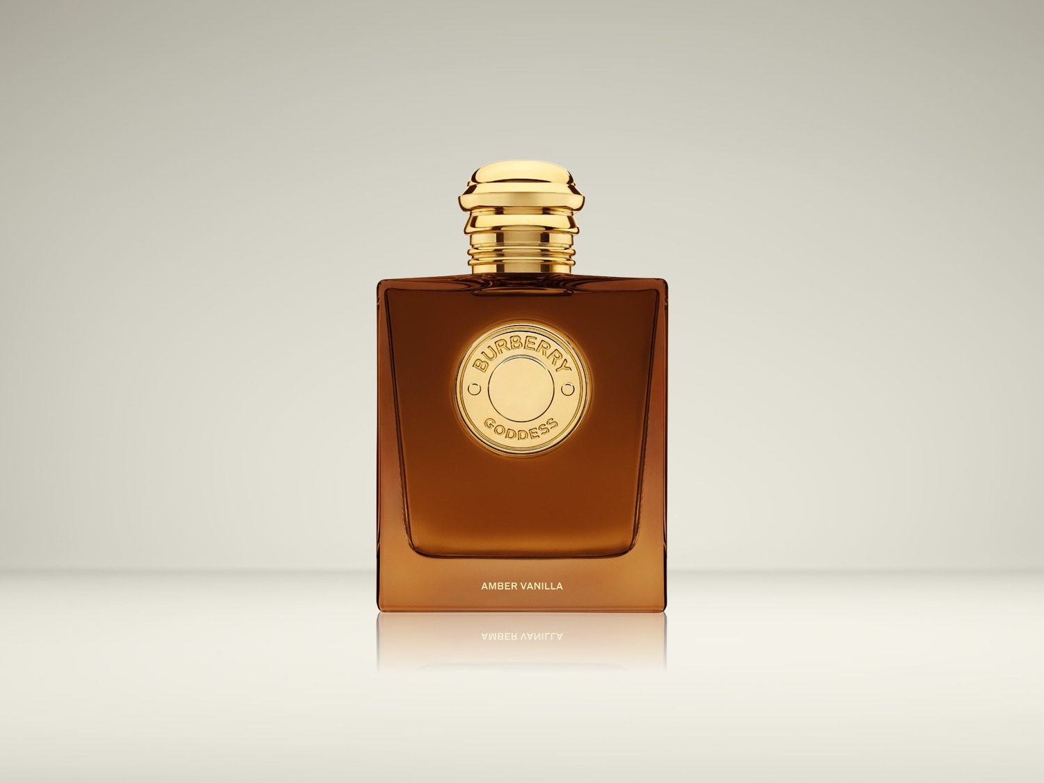 Burberry Goddess Amber Vanilla parfum in een vierkante, amberkleurige fles met een gouden dop en een rond gouden etiket met de tekst "Burberry Goddess".