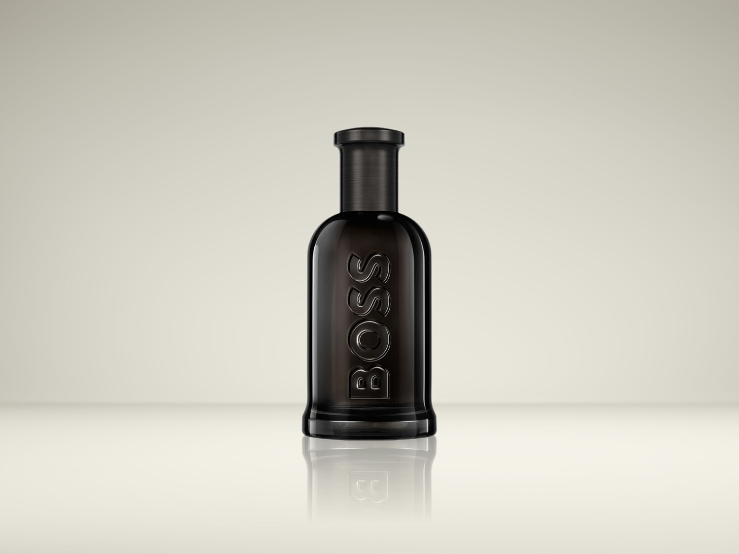 De BOSS Bottled Parfum flacon is een donkergrijze, glazen fles met een bijpassende dop, met het woord "BOSS" verticaal in reliëf op de voorkant.