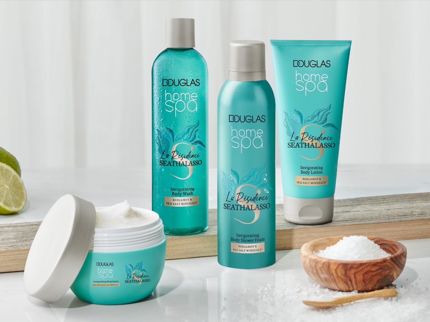 Douglas Home Spa La Résidence Seathalasso Invigorating Body Wash to orzeźwiający żel pod prysznic z bergamotką i minerałami soli morskiej, w turkusowej butelce z białym korkiem.