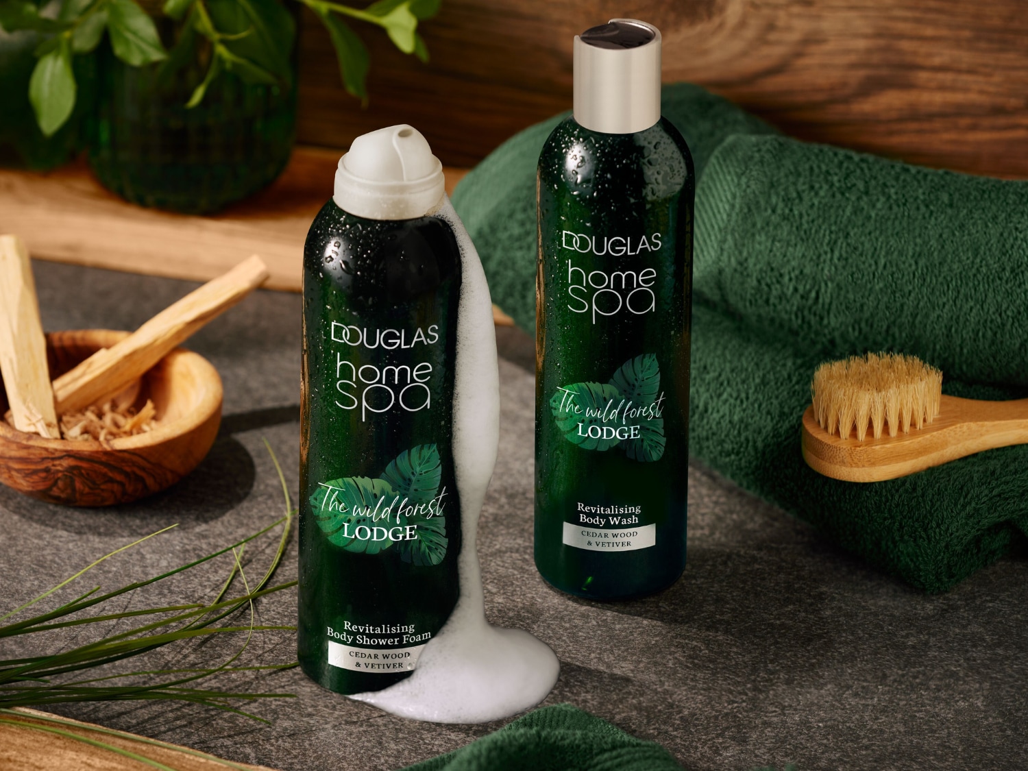 Poczuj orzeźwiającą moc natury z Douglas Home Spa The Wild Forest Lodge, rewitalizującą pianką pod prysznic o zapachu drzewa cedrowego i wetiweru, która otuli Twoje ciało bogatą pianą.