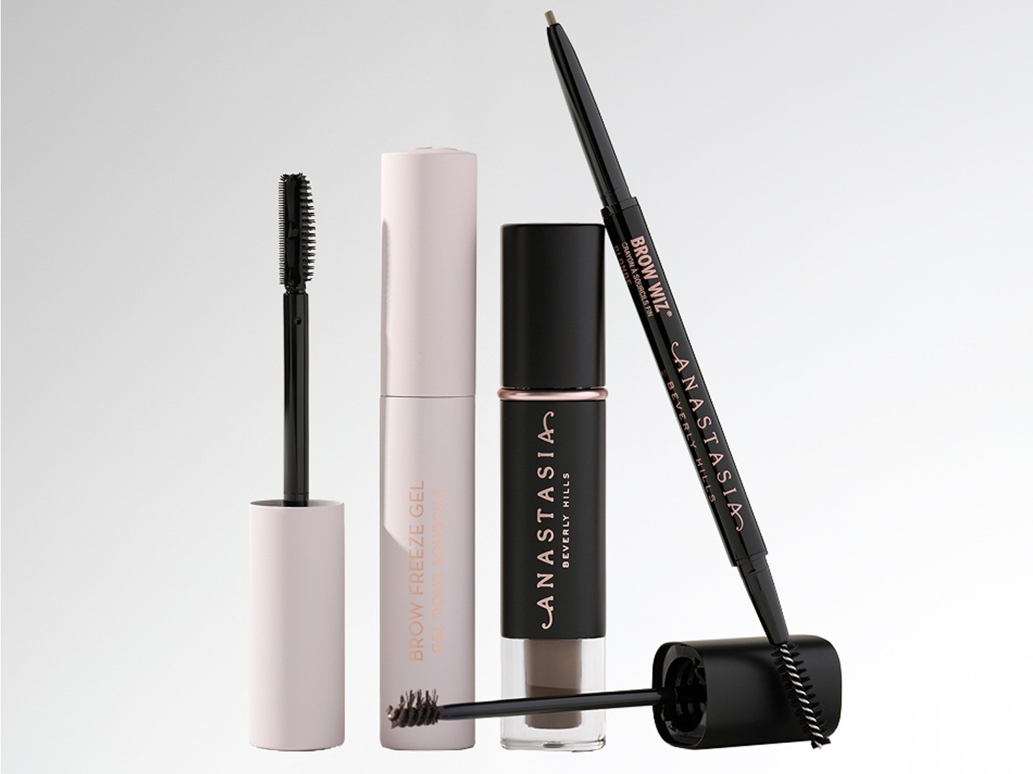 De Anastasia Beverly Hills Brow Freeze Gel, een lichtroze tube met een zwarte applicator, en de Anastasia Beverly Hills Brow Wiz, een zwarte wenkbrauwpotlood met een borsteltje, zijn essentieel voor perfect gestylde wenkbrauwen.