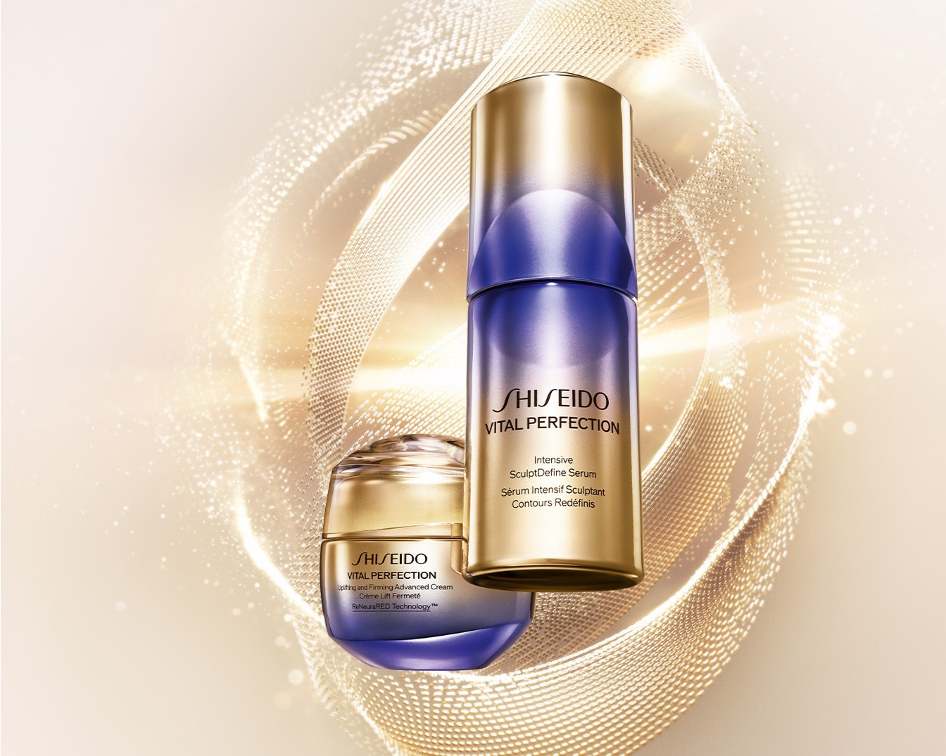Shiseido Vital Perfection Intensive SculptDefine Serum e Uplifting and Firming Advanced Cream, due prodotti antietà in eleganti flaconi oro e viola, sono presentati su uno sfondo dorato scintillante.