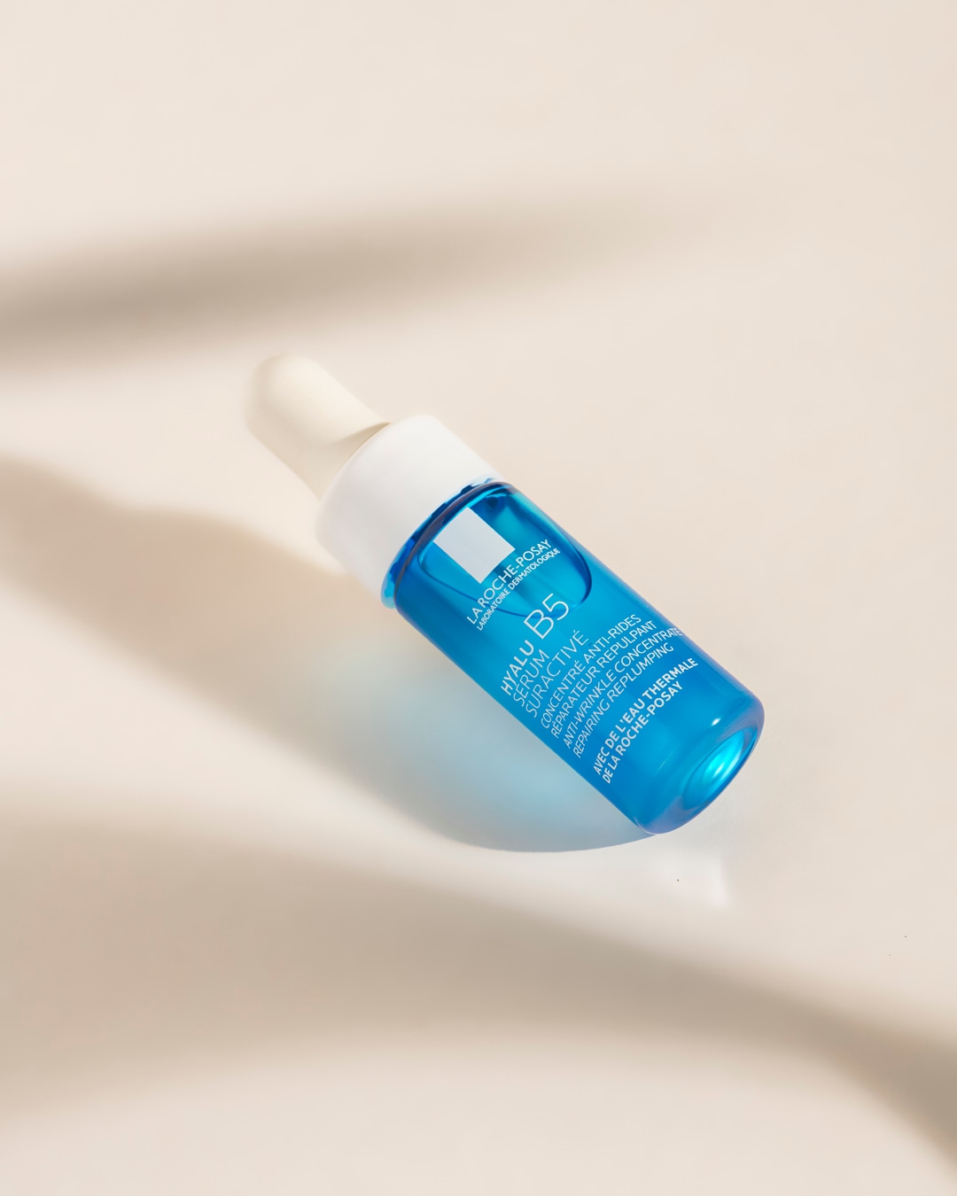 Le sérum Hyalu B5 de La Roche-Posay, un flacon bleu transparent avec un compte-gouttes blanc, est un concentré anti-rides réparateur et repulpant.