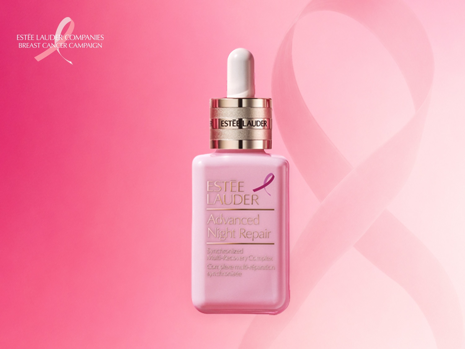 Różowa butelka Estée Lauder Advanced Night Repair z zakraplaczem, ozdobiona różową wstążką, symbolizującą kampanię walki z rakiem piersi, na tle różowego gradientu.