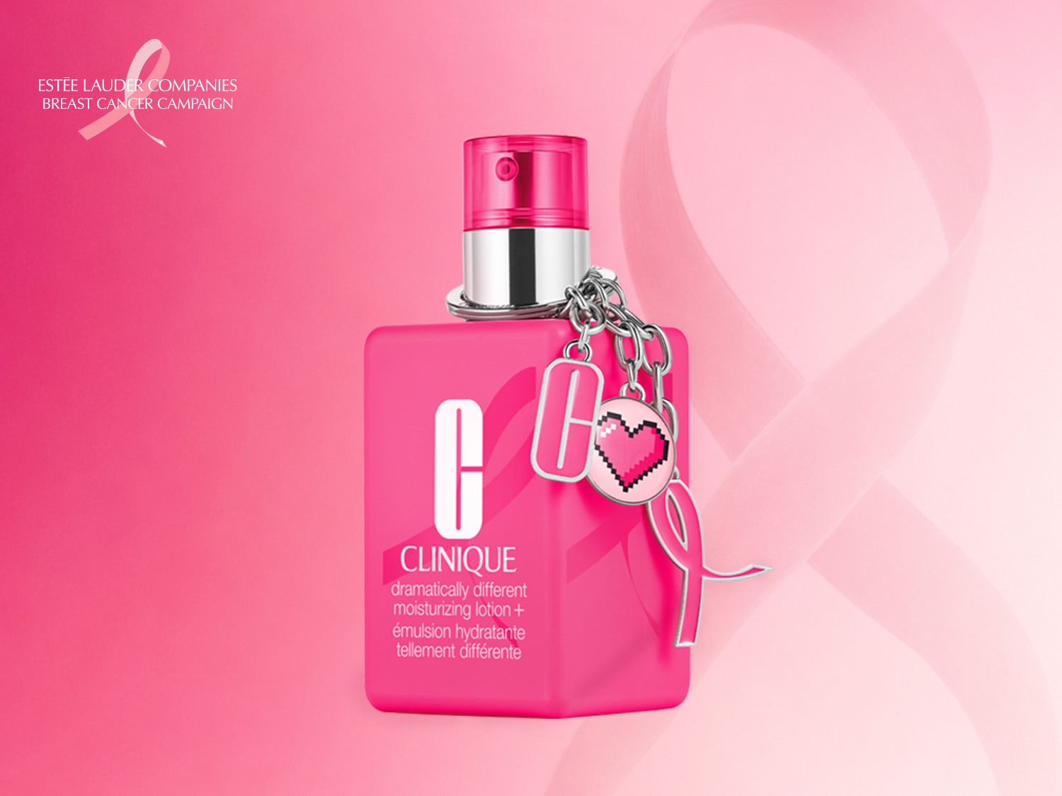 Różowa butelka Clinique Dramatically Different Moisturizing Lotion+ z zawieszkami w kształcie serca i różowej wstążki, symbolizująca kampanię Estée Lauder Companies przeciwko rakowi piersi.