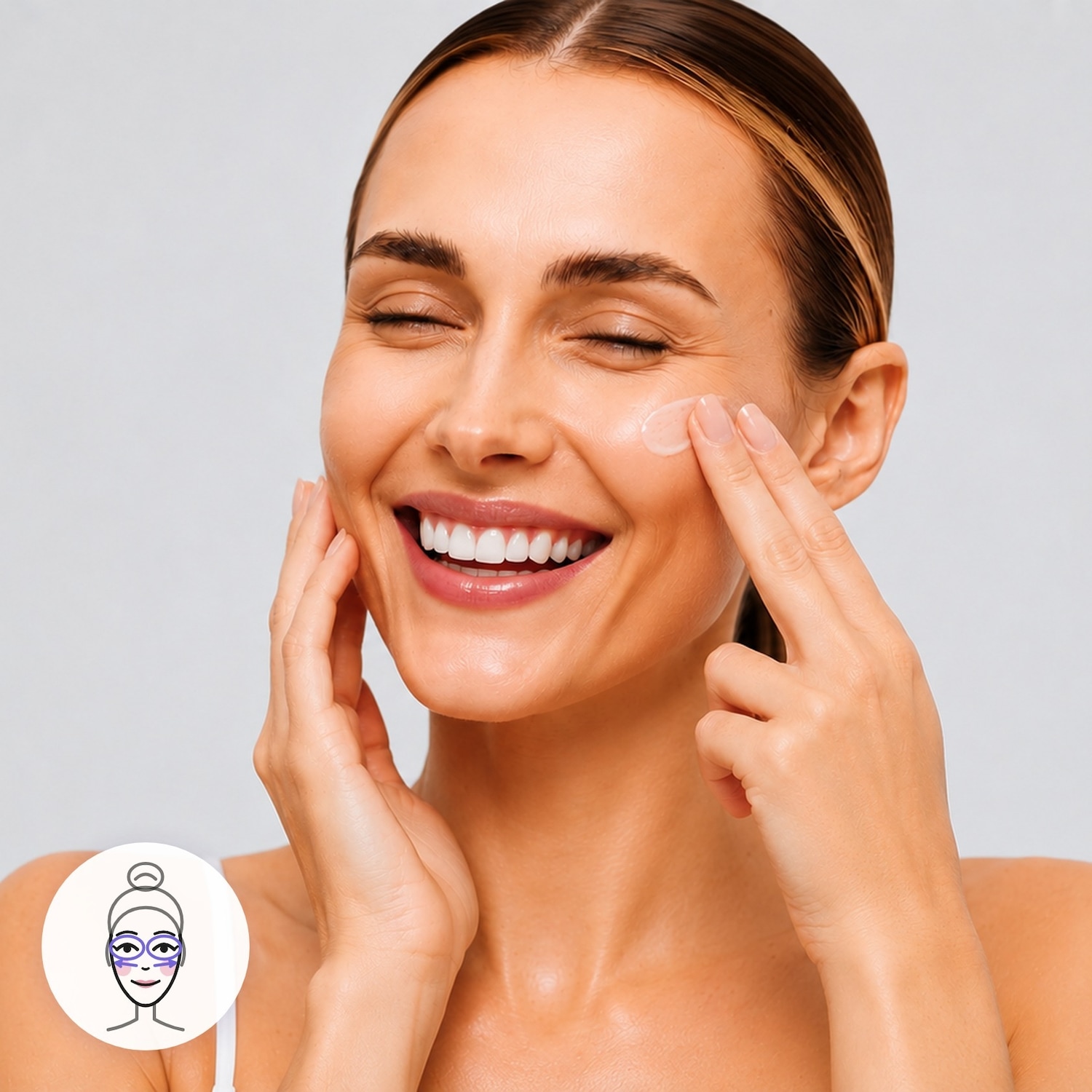 Una donna sorridente con gli occhi chiusi applica una crema idratante trasparente sulla guancia destra con le dita, mentre una piccola icona in basso a sinistra mostra un viso stilizzato con occhiali e maschera per gli occhi viola.