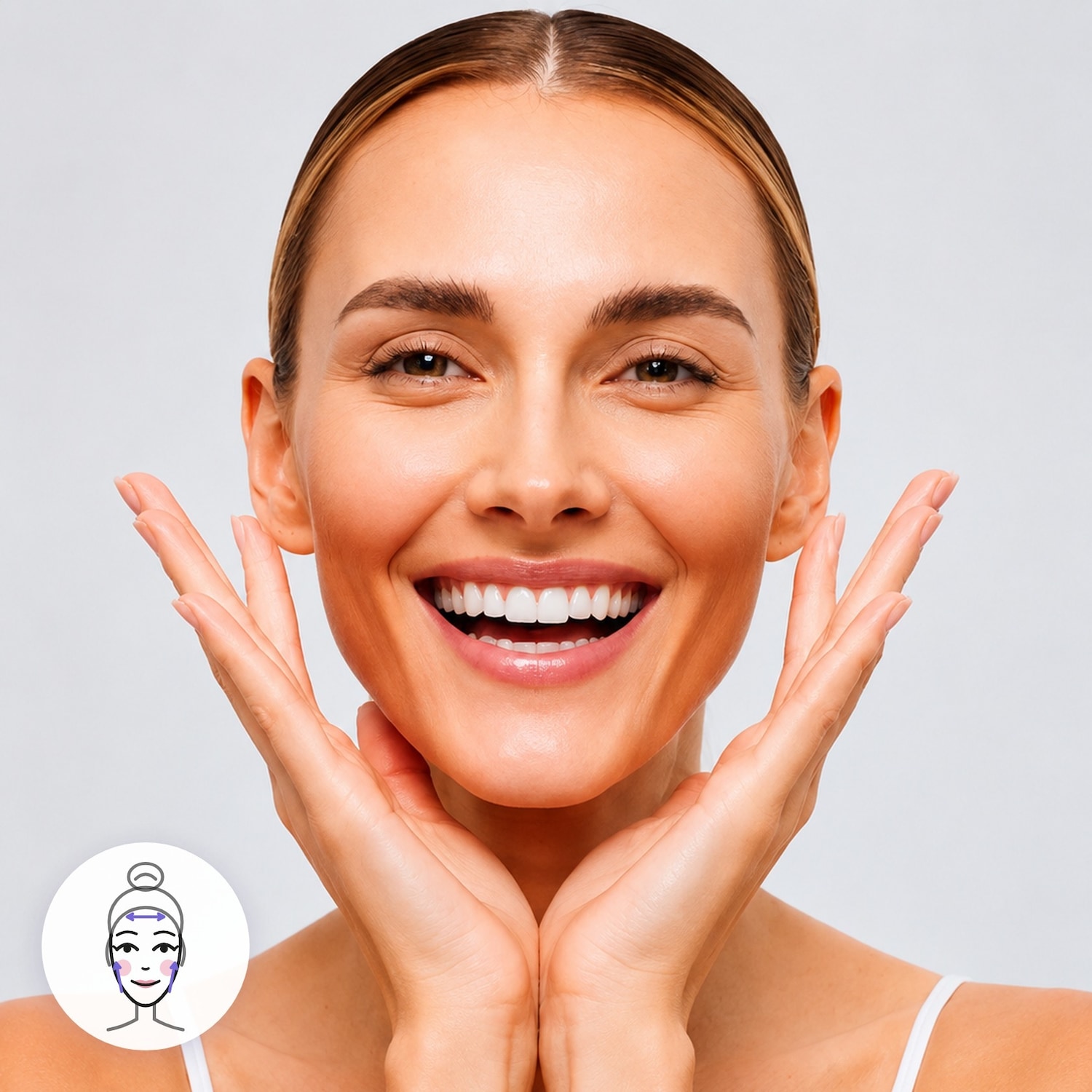 Una donna sorridente con i capelli raccolti all'indietro, indossa un top bianco e tiene le mani vicino al viso, con un'icona di un viso stilizzato in basso a sinistra che mostra frecce che indicano il movimento del massaggio.