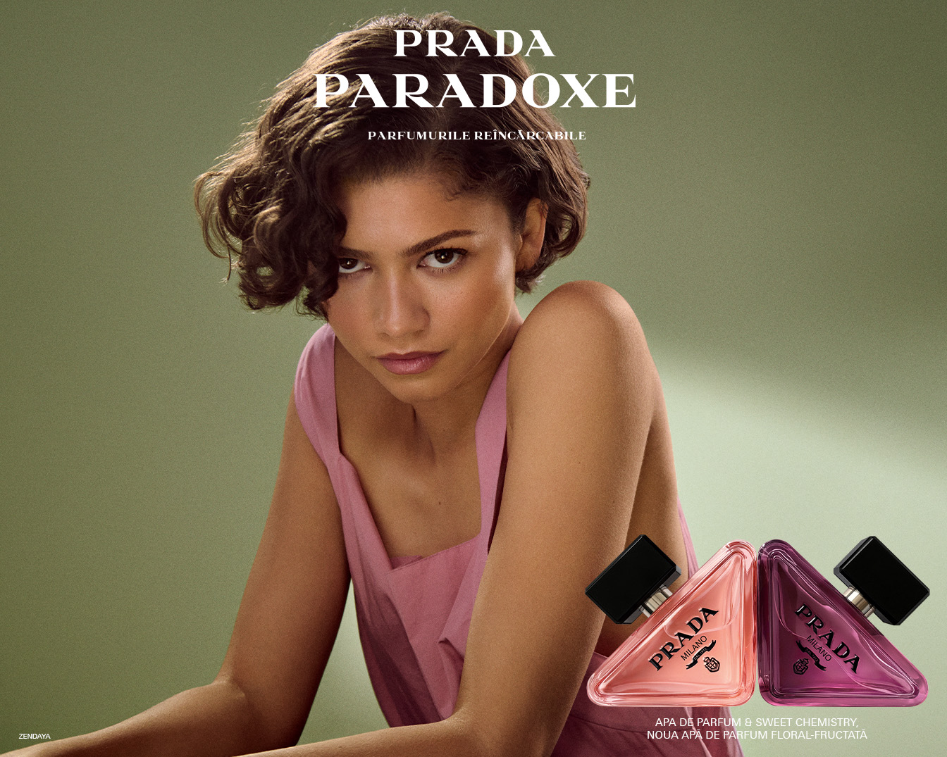 Zendaya prezintă Prada Paradoxe, o nouă apă de parfum floral-fructată, disponibilă în două variante reîncărcabile: una roz piersică și una violet intens, ambele cu un design triunghiular elegant și capac negru.