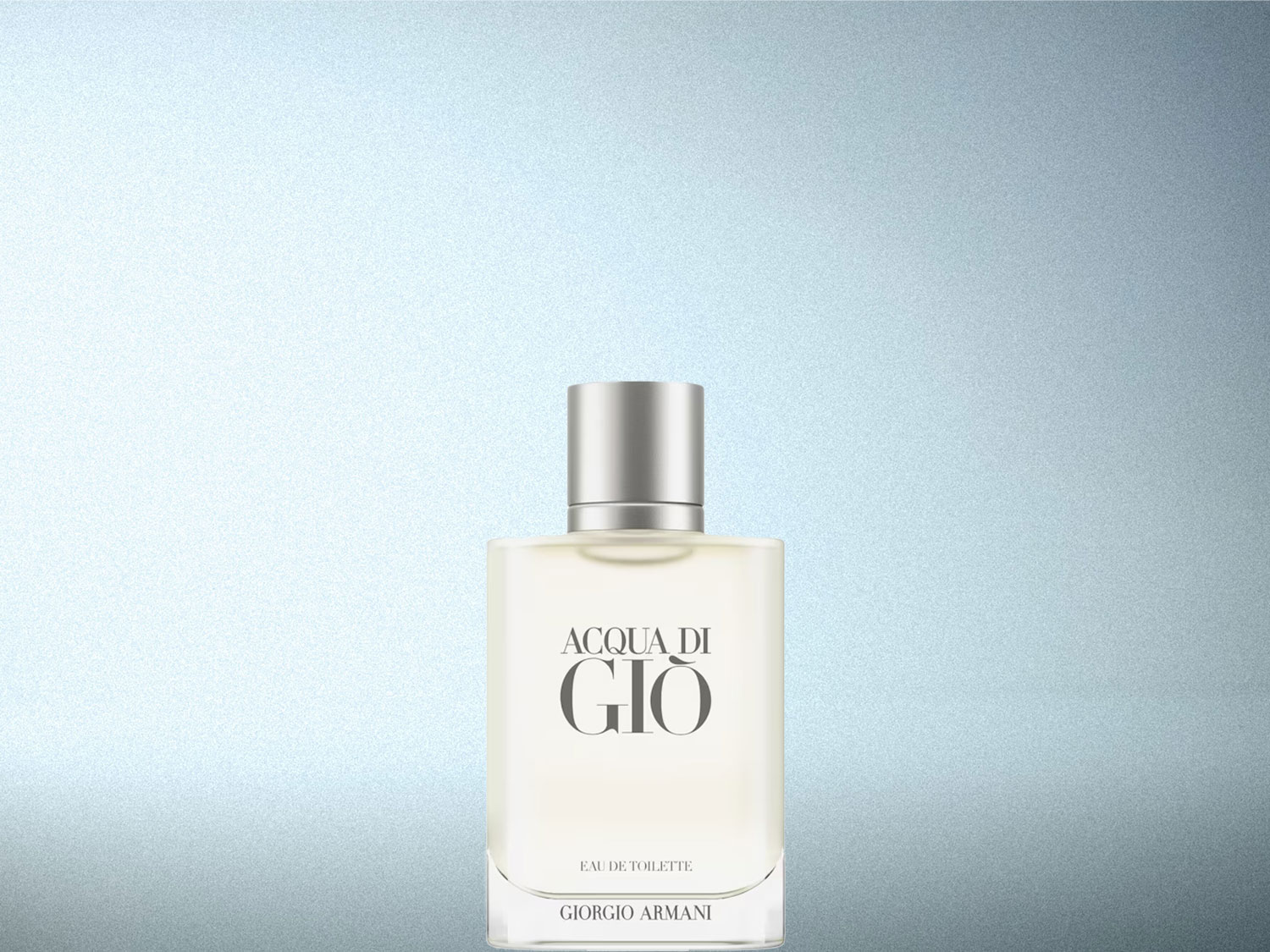 Le parfum Acqua di Giò de Giorgio Armani est présenté dans une bouteille en verre transparent avec un bouchon argenté, sur un fond bleu clair dégradé.