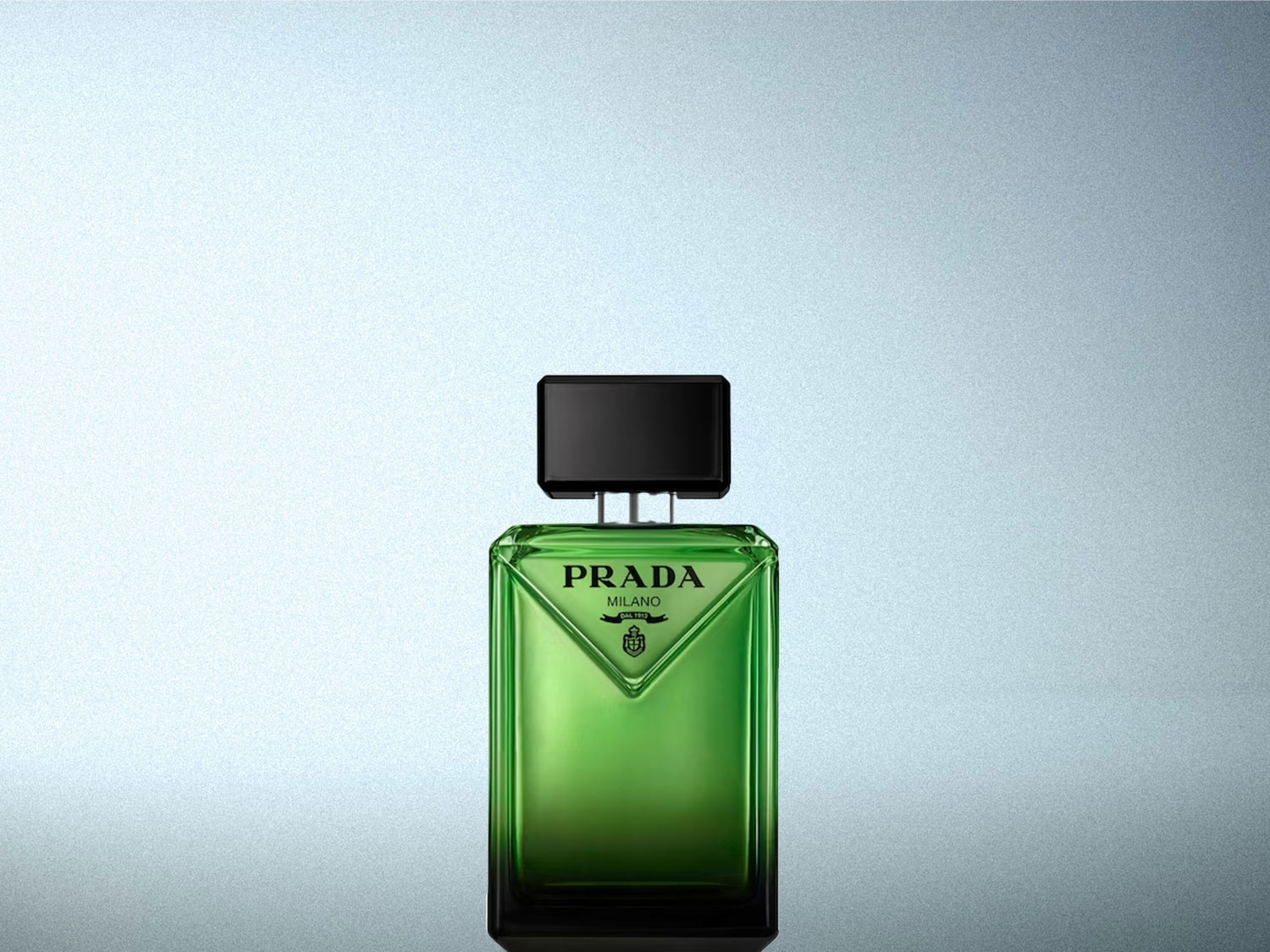 Le parfum Prada Luna Rossa Ocean est présenté dans un flacon en verre vert vif avec un capuchon noir, le logo Prada Milano est visible sur le devant.