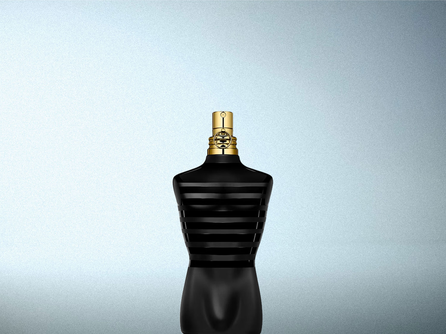 Le parfum Le Male Le Parfum de Jean Paul Gaultier est présenté dans un flacon noir en forme de torse masculin, orné de rayures horizontales et d'un bouchon doré.