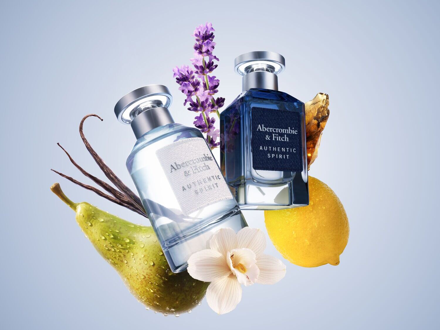 Du "Abercrombie & Fitch Authentic Spirit" kvepalų buteliukai, vienas skaidrus, kitas tamsiai mėlynas, apsupti levandų, vanilės ankščių, kriaušių, citrinų ir baltų gėlių, plūduriuojantys šviesiai mėlyname fone.