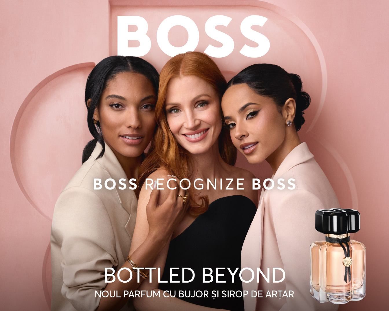 Trei femei, inclusiv Jessica Chastain, zâmbesc, promovând parfumul BOSS BOTTLED BEYOND, un nou parfum cu bujor și sirop de arțar.