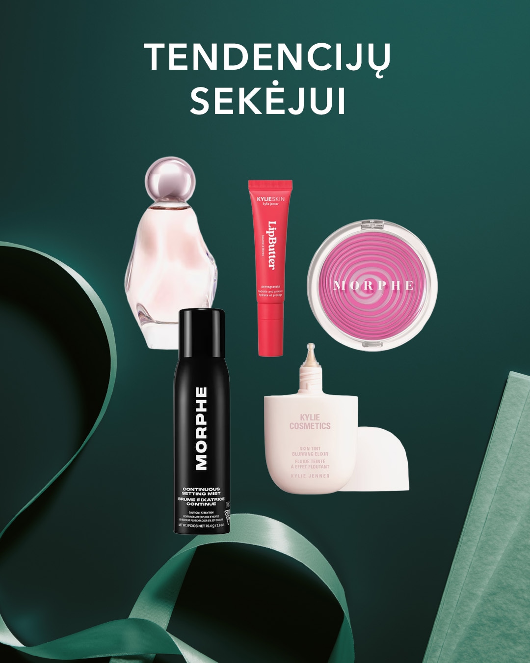 Atraskite naujausias grožio tendencijas su šiais produktais: švelniai rožinis kvepalų buteliukas, ryškiai raudonas Kylie Skin lūpų sviestas, Morphe rožinis skaistalų indelis, Morphe juodas makiažo fiksatorius ir Kylie Cosmetics odos atspalvį sulyginantis eliksyras, išdėstyti ant tamsiai žalio fono su žaliomis juostelėmis ir užrašu „TENDENCIJŲ SEKĖJUI“.