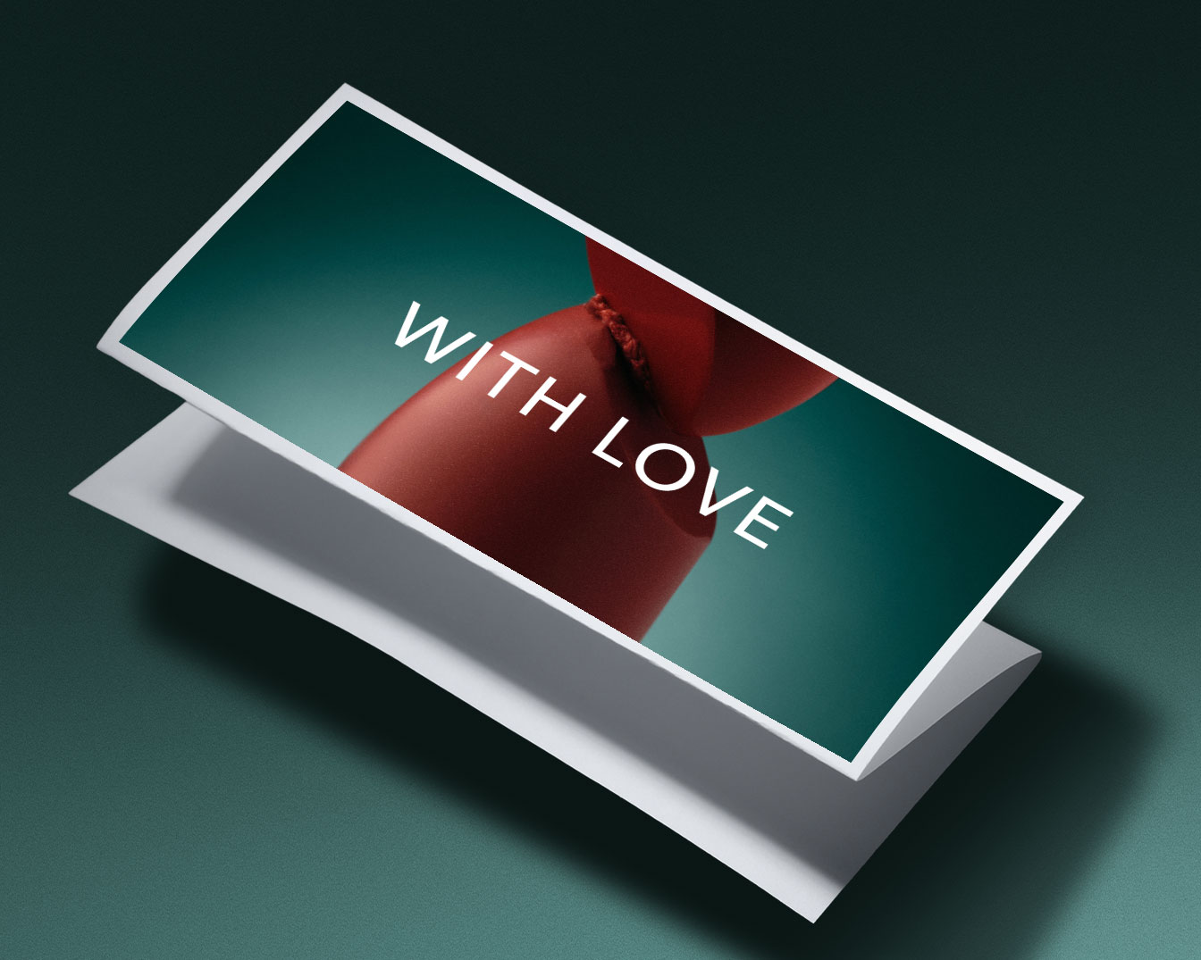 Une carte de vœux blanche avec le texte "WITH LOVE" en blanc sur un fond dégradé de vert foncé à vert clair, avec une forme rouge indistincte en arrière-plan.