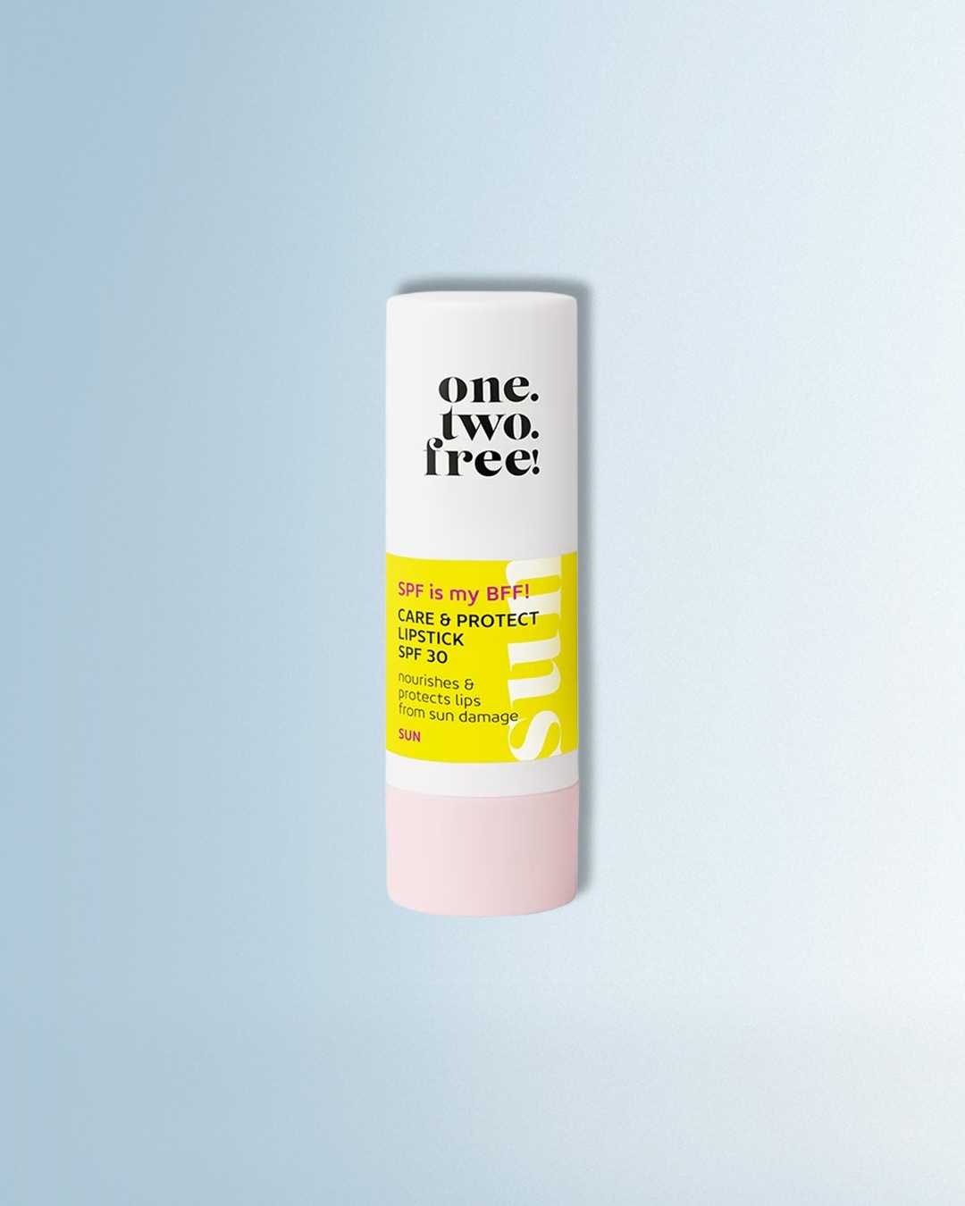Der One.Two.Free! Lippenstift mit LSF 30 pflegt und schützt die Lippen vor Sonnenschäden und ist in einer weißen Hülse mit gelbem und rosa Etikett verpackt.