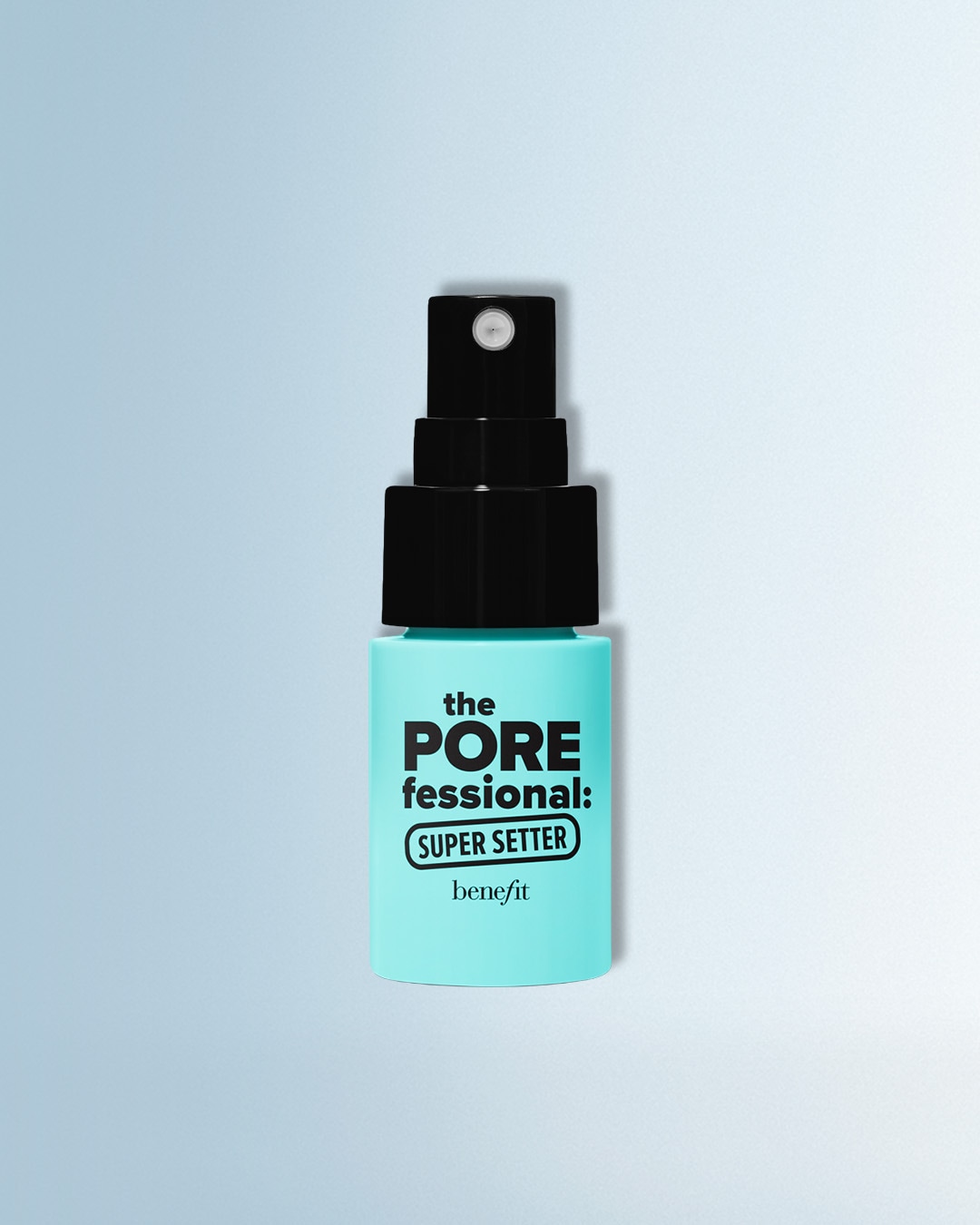 Das Benefit The POREfessional Super Setter Spray in einer türkisfarbenen Flasche mit schwarzem Sprühkopf fixiert Ihr Make-up für ein makelloses Finish.