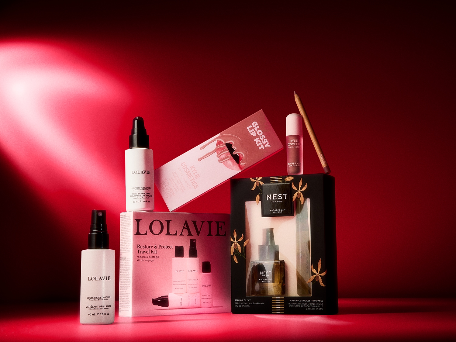 Le kit de voyage Lolavie Restore & Protect comprend un démêlant brillant et un après-shampooing sublimateur sans rinçage, présentés dans des flacons blancs élégants avec des accents noirs.