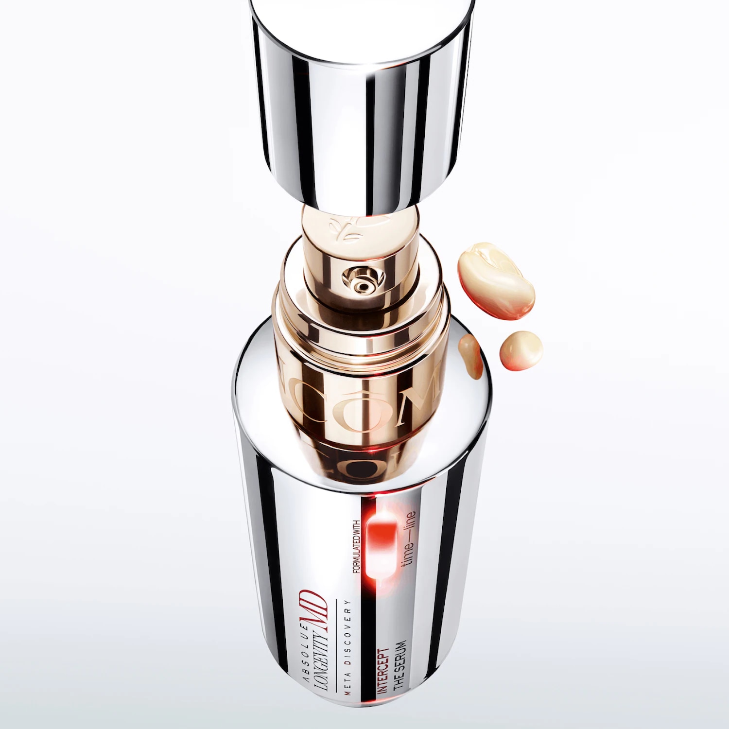 Le sérum Absolue Longevity MD Intercept de Lancôme, dans un flacon argenté et or, avec deux gouttes de produit beige clair à côté, est formulé pour une peau éclatante.
