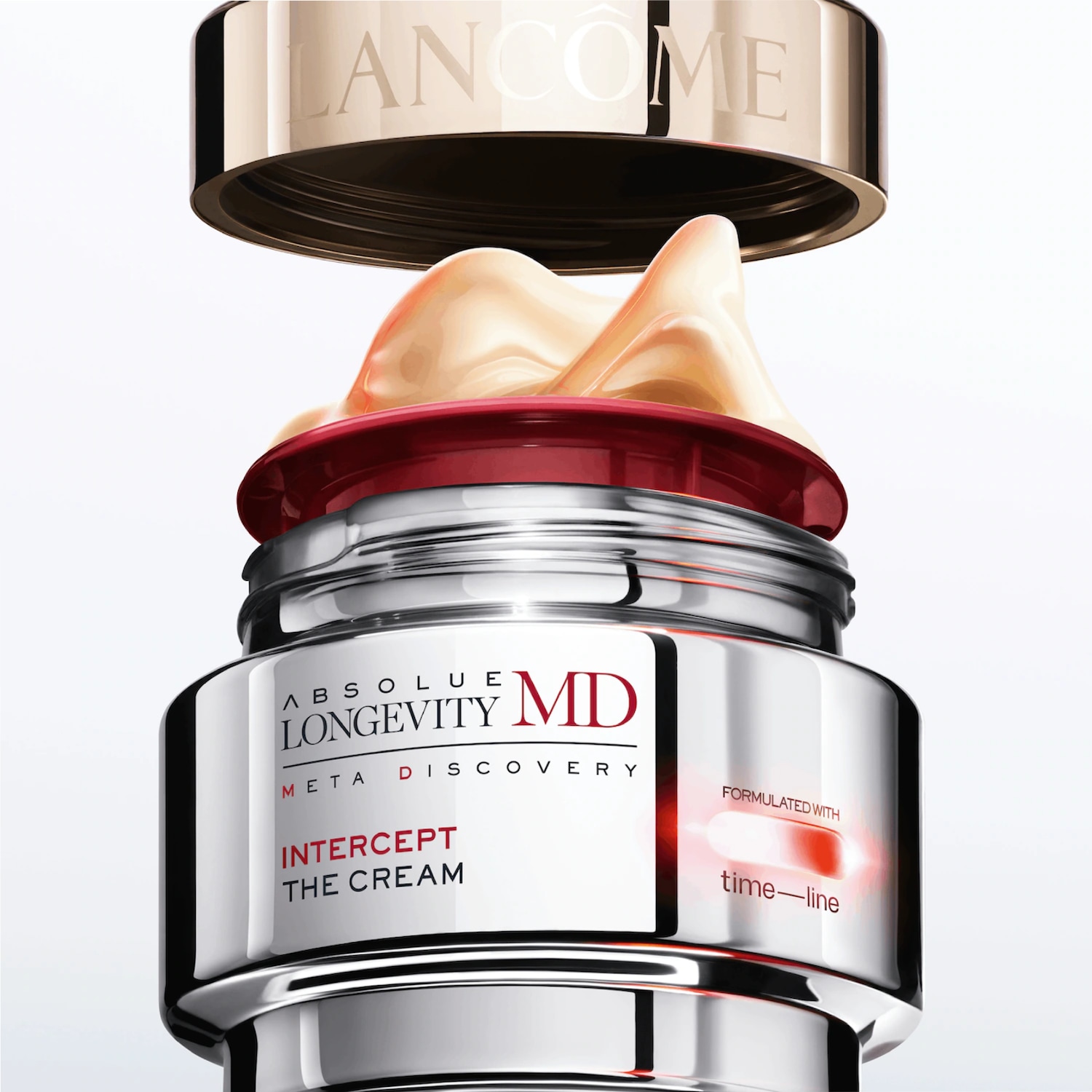 Un pot de crème Lancôme Absolue Longevity MD argenté et rouge, avec une crème beige onctueuse débordant du pot, et le couvercle doré ouvert au-dessus.