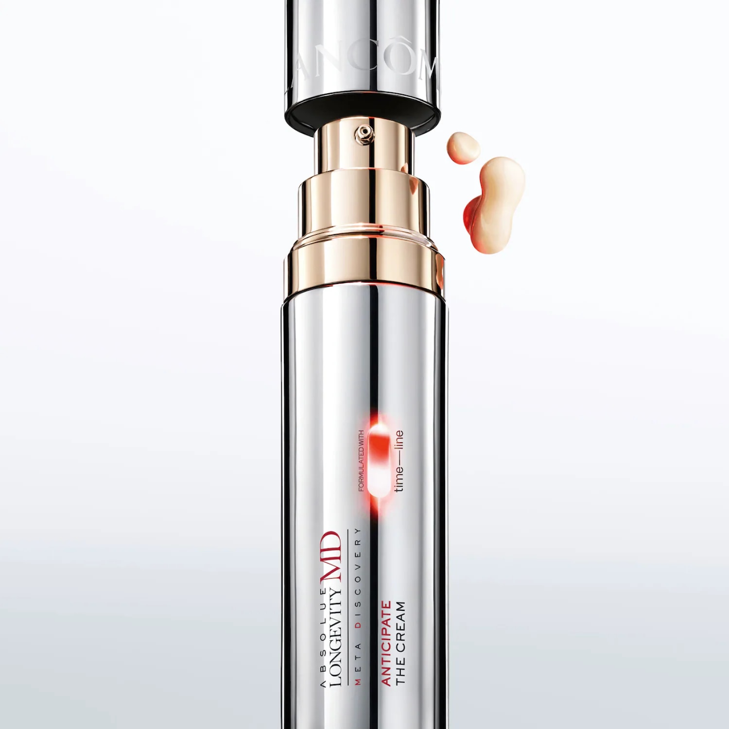 Le flacon de crème Lancôme Absolue Longevity MD Meta Discovery, de couleur argentée et dorée, est doté d'une pompe qui distribue une crème beige clair, formulée avec la technologie Time-Line pour anticiper les signes de l'âge.