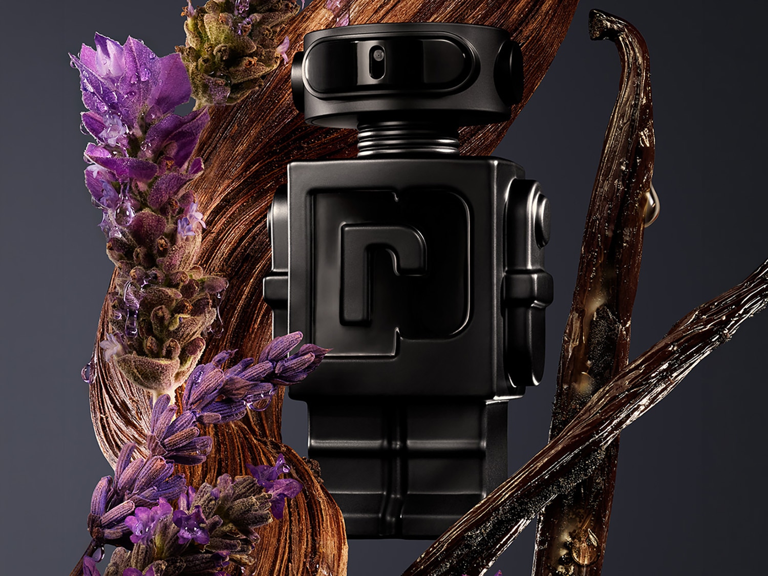 Un flacone di profumo nero a forma di robot è affiancato da lavanda viola e baccelli di vaniglia, con goccioline d'acqua che adornano i petali e i baccelli.