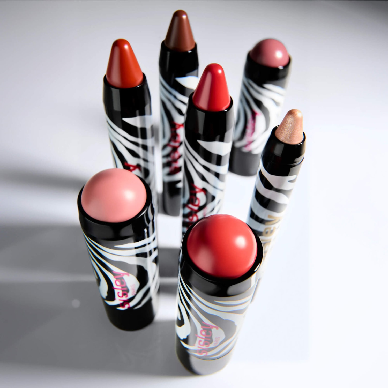 Découvrez la collection TWIST : des crayons jumbo colorés pour les yeux, les lèvres et les joues qui s'appliquent en un seul geste, où que vous soyez.