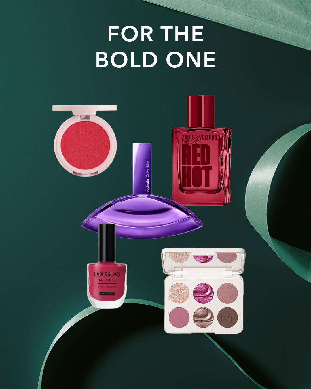 Entdecken Sie eine Auswahl an Schönheitsprodukten, darunter ein rotes Rouge, ein lila Parfüm von Calvin Klein, ein roter Nagellack von Douglas, ein rotes Parfüm von Zadig & Voltaire und eine Lidschattenpalette mit sechs Farben, die alle auf einem dunkelgrünen Hintergrund mit dem Text „FOR THE BOLD ONE“ präsentiert werden.