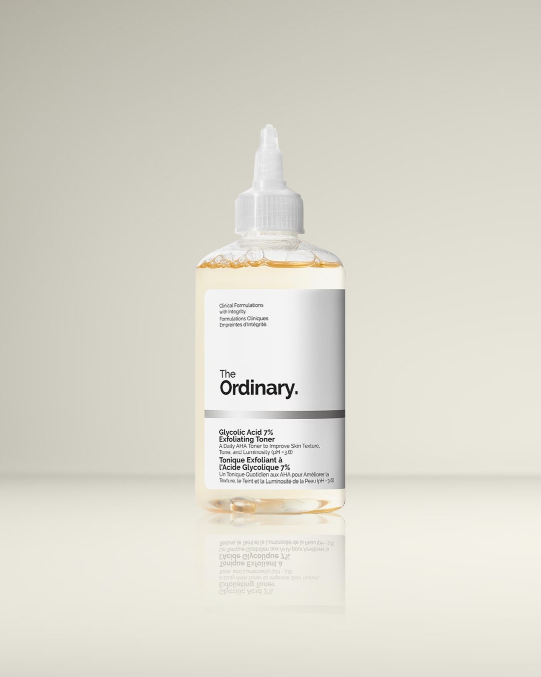 De The Ordinary Glycolic Acid 7% Exfoliating Toner in een transparante fles met witte dop, ontworpen om de huidtextuur, teint en helderheid te verbeteren.