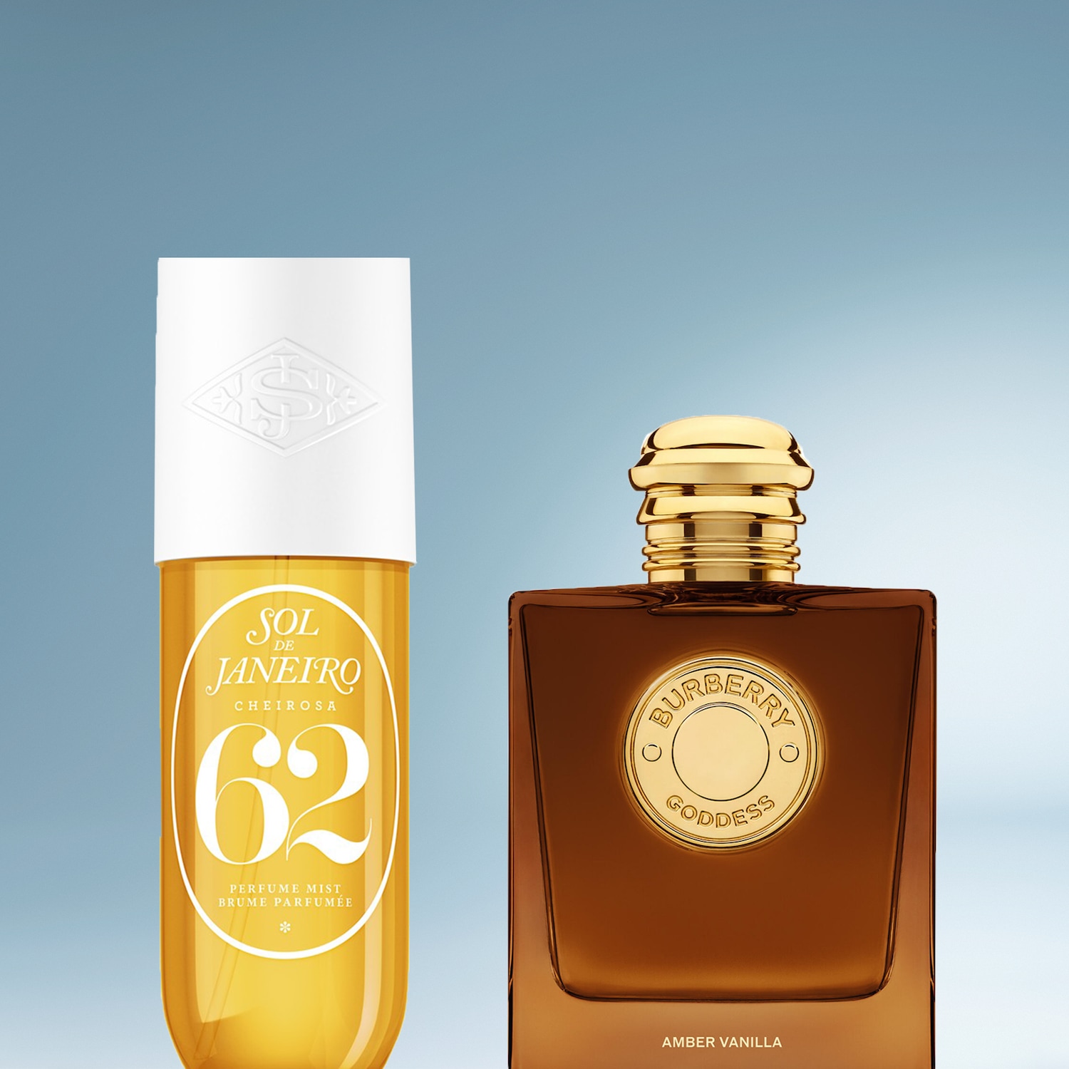 De Sol de Janeiro Cheirosa 62 parfummist in een transparante fles met gele vloeistof en een witte dop, staat naast de Burberry Goddess Amber Vanilla parfum in een amberkleurige fles met een gouden dop.