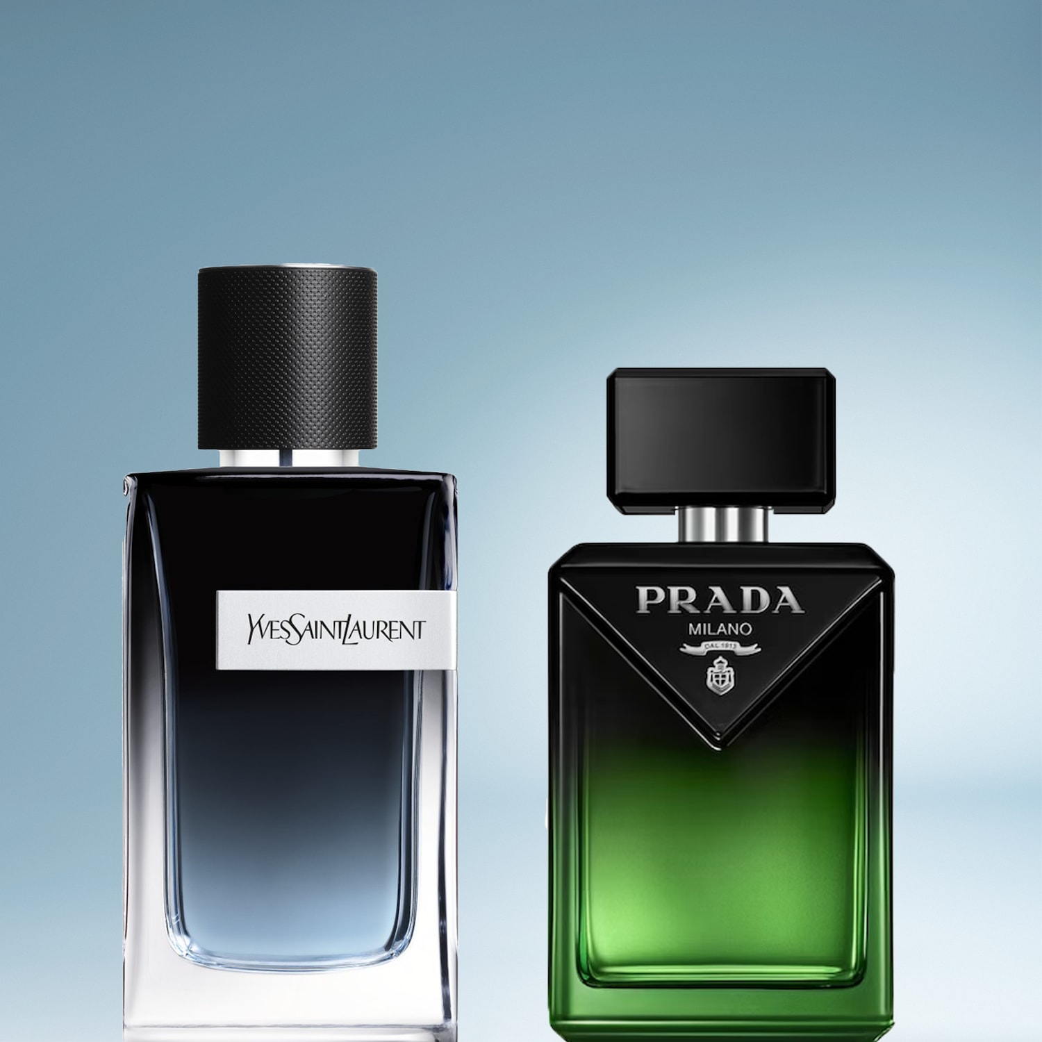 Twee parfumflesjes staan naast elkaar, één van Yves Saint Laurent met een donkerblauwe tot transparante ombré-fles en een zwarte dop, en één van Prada met een donkergroene tot transparante ombré-fles en een zwarte dop.