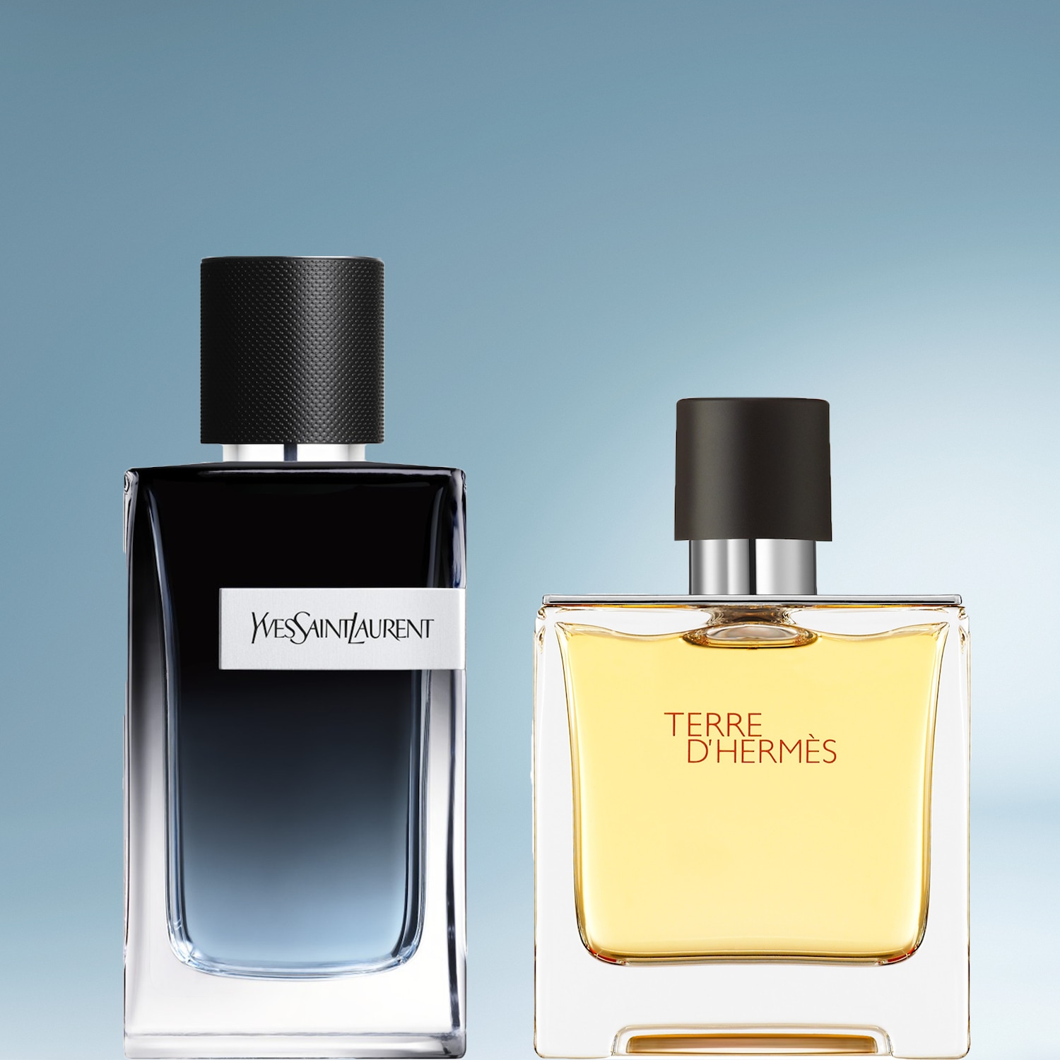 Twee parfumflessen staan naast elkaar, de linker is een Yves Saint Laurent-fles met een donkerblauwe tot transparante gradiënt en een zwarte dop, de rechter is een Terre d'Hermès-fles met een goudkleurige vloeistof en een donkerbruine dop.