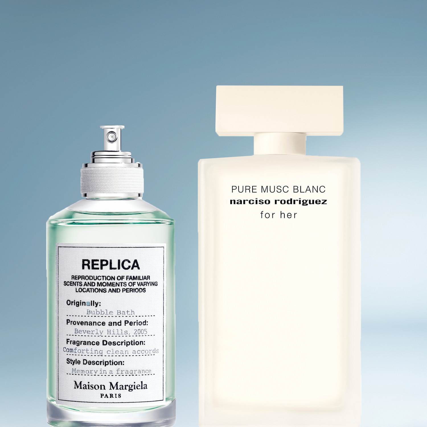 Twee parfumflesjes staan naast elkaar, links een Maison Margiela Replica Bubble Bath parfum met een lichtgroene vloeistof en een wit etiket, en rechts een Narciso Rodriguez Pure Musc Blanc parfum in een matwitte fles.