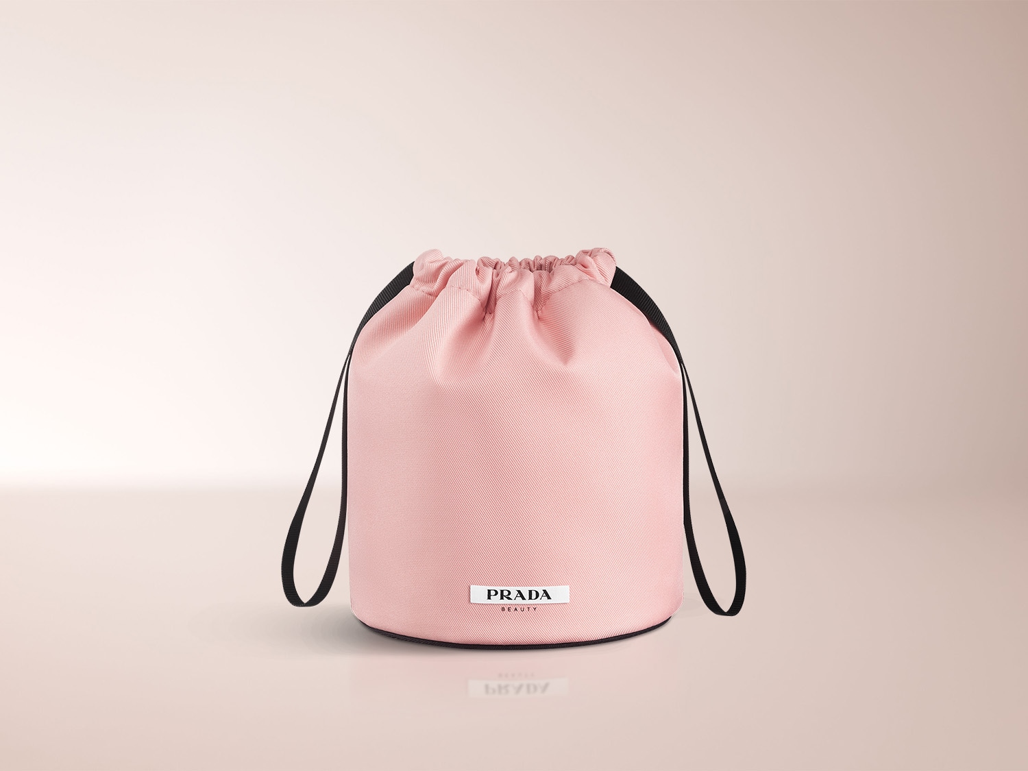 Die rosa Prada Beauty-Tasche mit Kordelzug und schwarzem Kordelzug ist ein stilvolles Accessoire für Ihre Kosmetik.