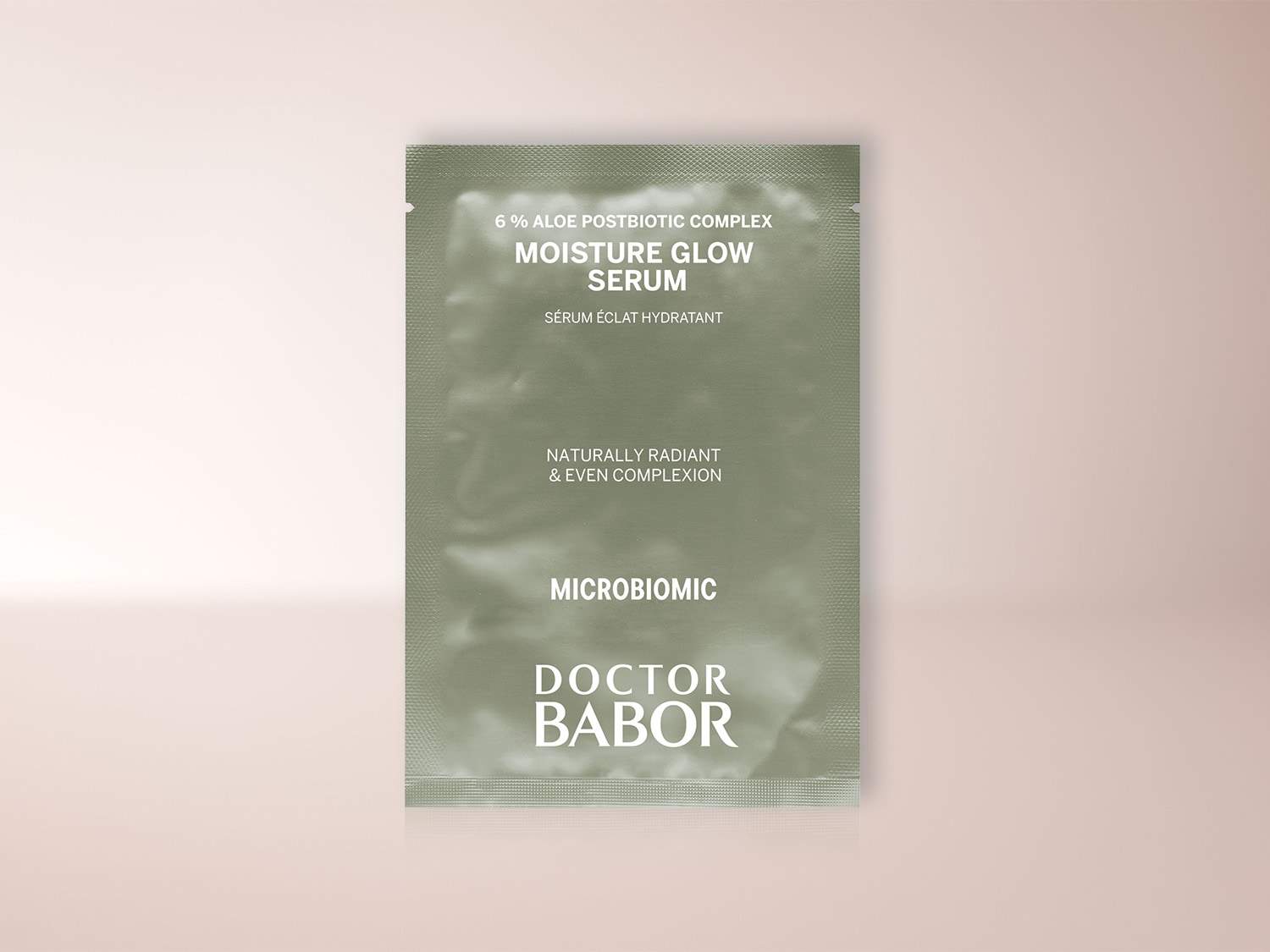 Das Doctor Babor Microbiomic Moisture Glow Serum ist ein feuchtigkeitsspendendes Serum mit 6% Aloe Postbiotic Complex für einen natürlich strahlenden und ebenmäßigen Teint.