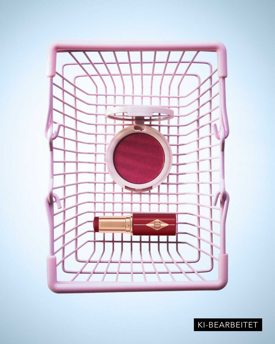 Un fard à joues rose vif et un rouge à lèvres assorti sont présentés dans un panier d'achat rose, sur un fond bleu clair, avec le texte "KI-BEARBEITET" en bas à droite.