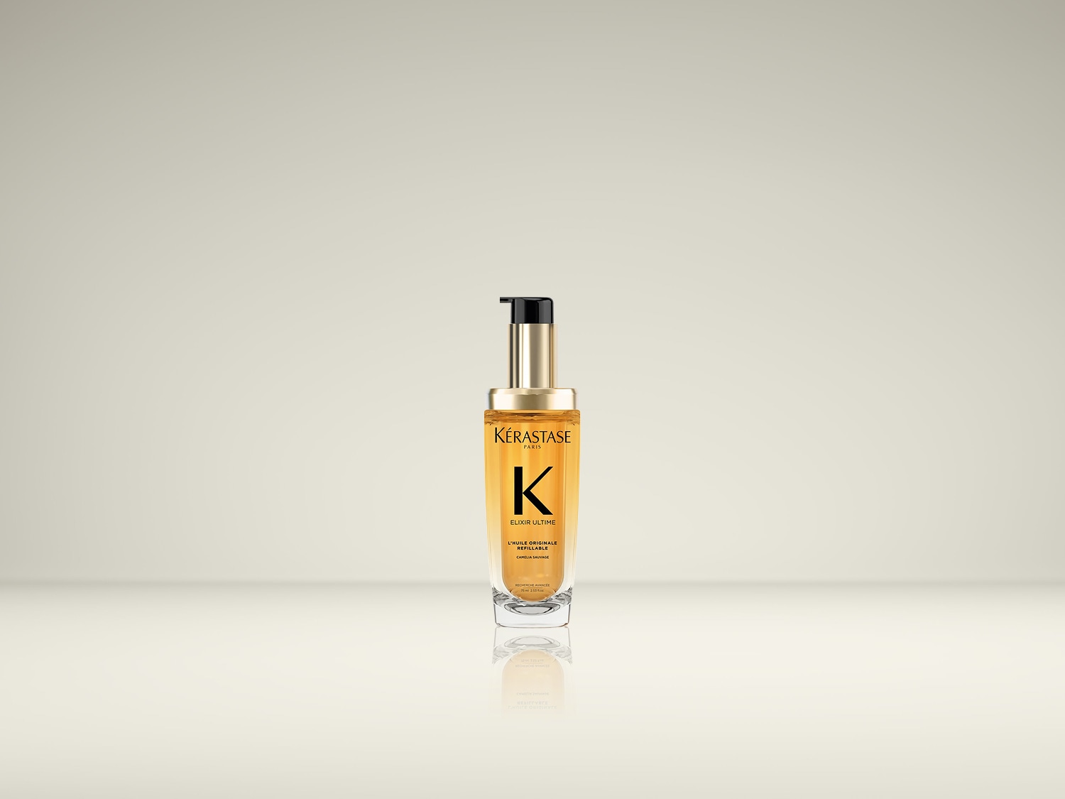 Kérastase Elixir Ultime L'Huile Originale haarolie in een transparante fles met gouden accenten en een zwarte pomp, perfect voor glanzend en gevoed haar.