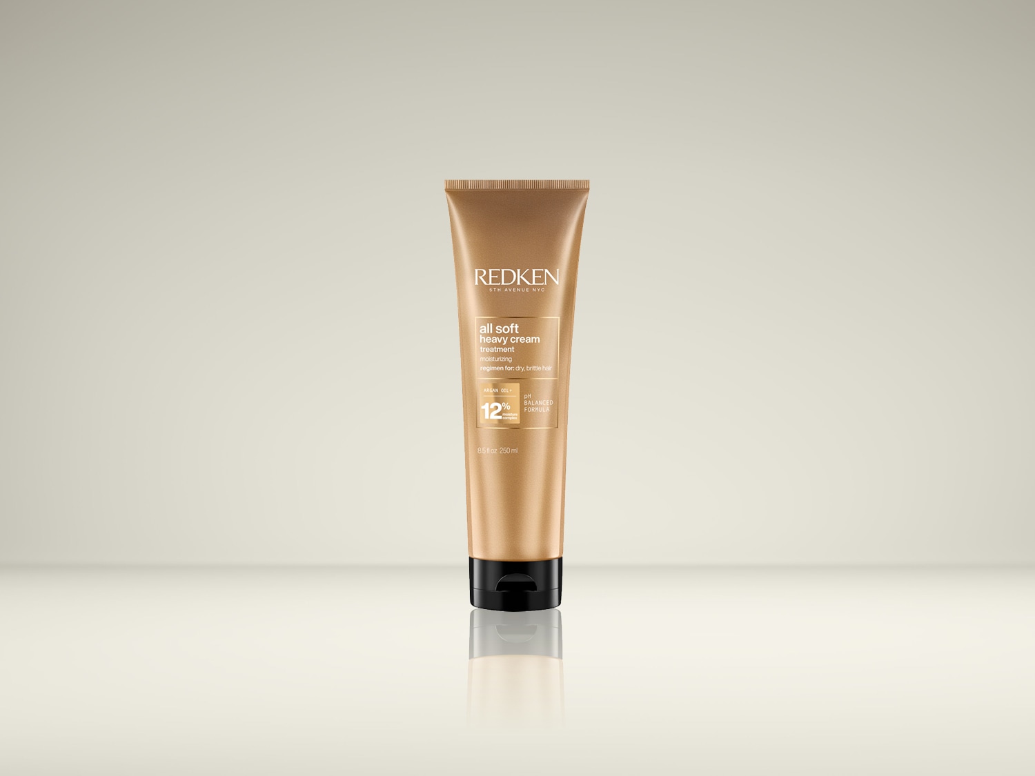 De Redken All Soft Heavy Cream Treatment, een goudkleurige tube van 250 ml met arganolie en een pH-gebalanceerde formule, is speciaal ontwikkeld voor droog en breekbaar haar.