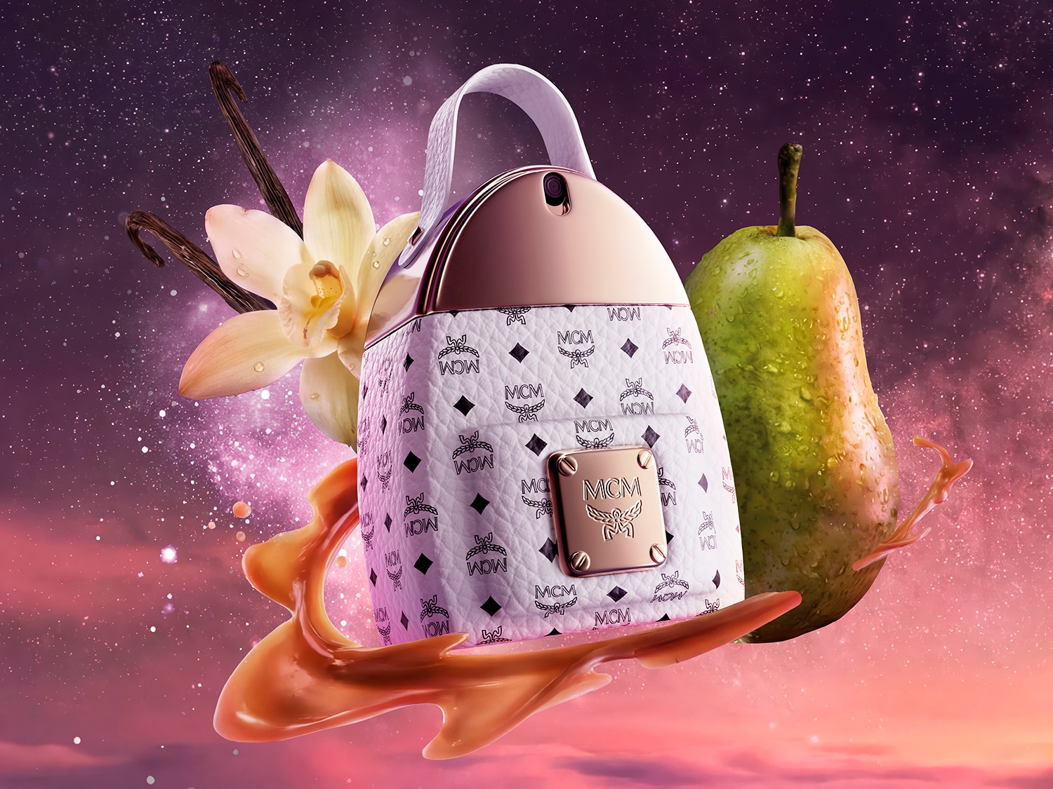 Der MCM Eau de Parfum Flakon in Form eines Miniatur-Rucksacks, verziert mit dem MCM-Logo, schwebt zwischen einer Vanilleblüte, Vanilleschoten und einer Birne, umgeben von einem karamellfarbenen Wirbel und einem sternenklaren, rosafarbenen Himmel.