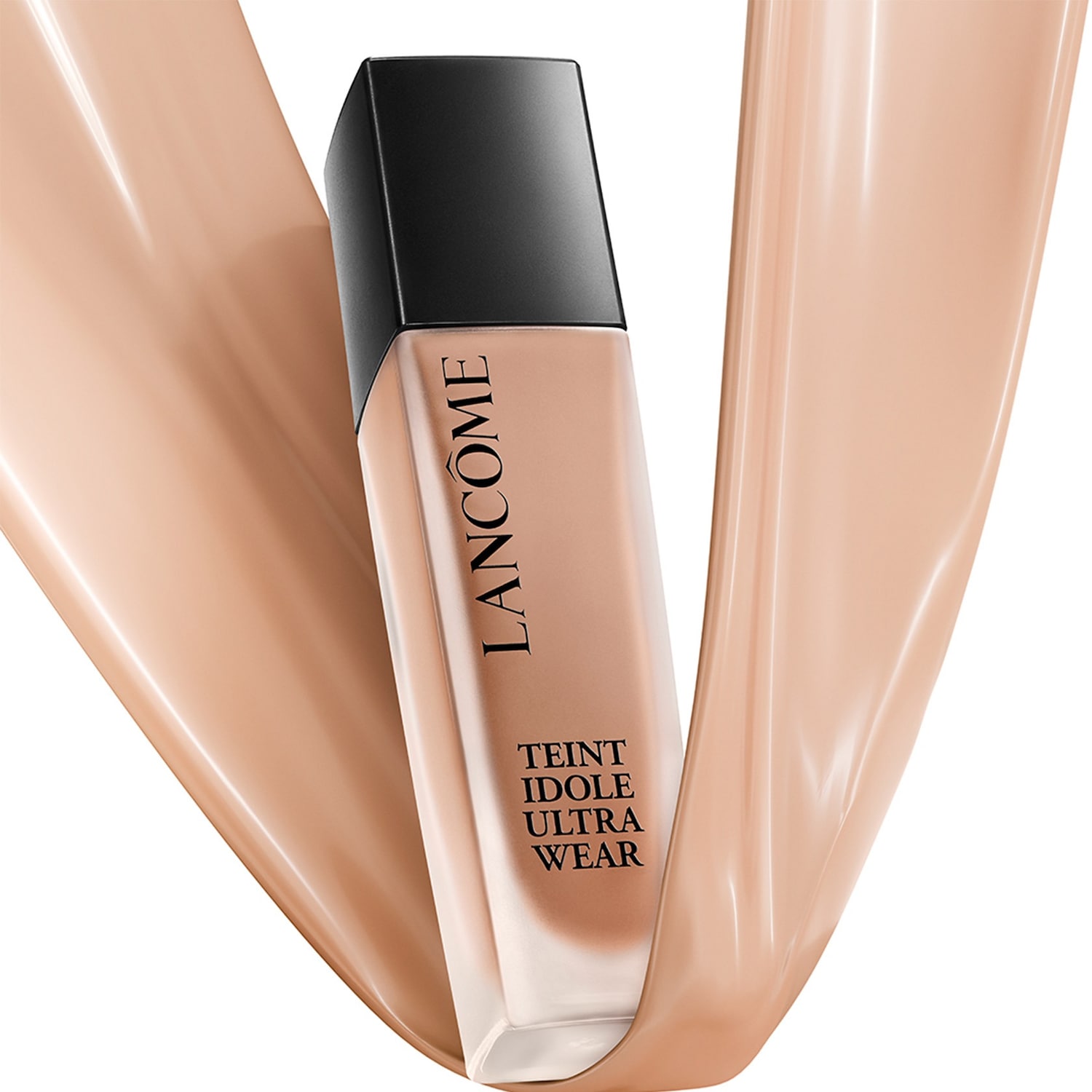 Le fond de teint Lancôme Teint Idole Ultra Wear est présenté dans un flacon en verre givré avec un capuchon noir, entouré d'un ruban de fond de teint liquide beige clair.