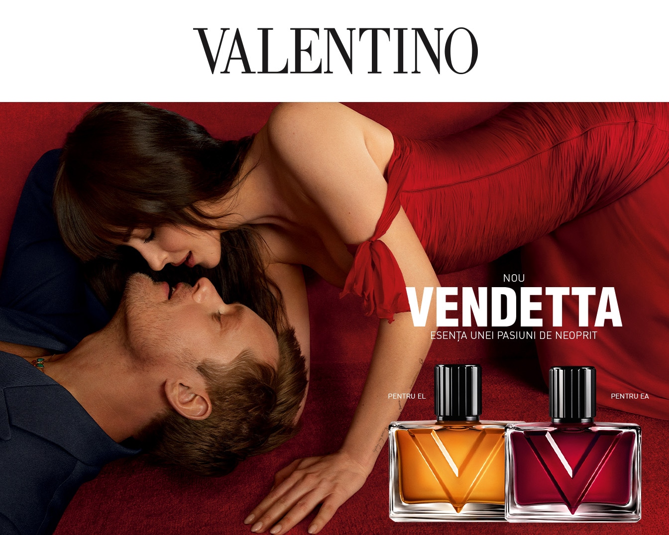 Un cuplu se îmbrățișează pasional, femeia purtând o rochie roșie, iar bărbatul o cămașă albastră, cu două sticle de parfum Valentino Vendetta, una aurie pentru el și una roșie pentru ea, în prim-plan.