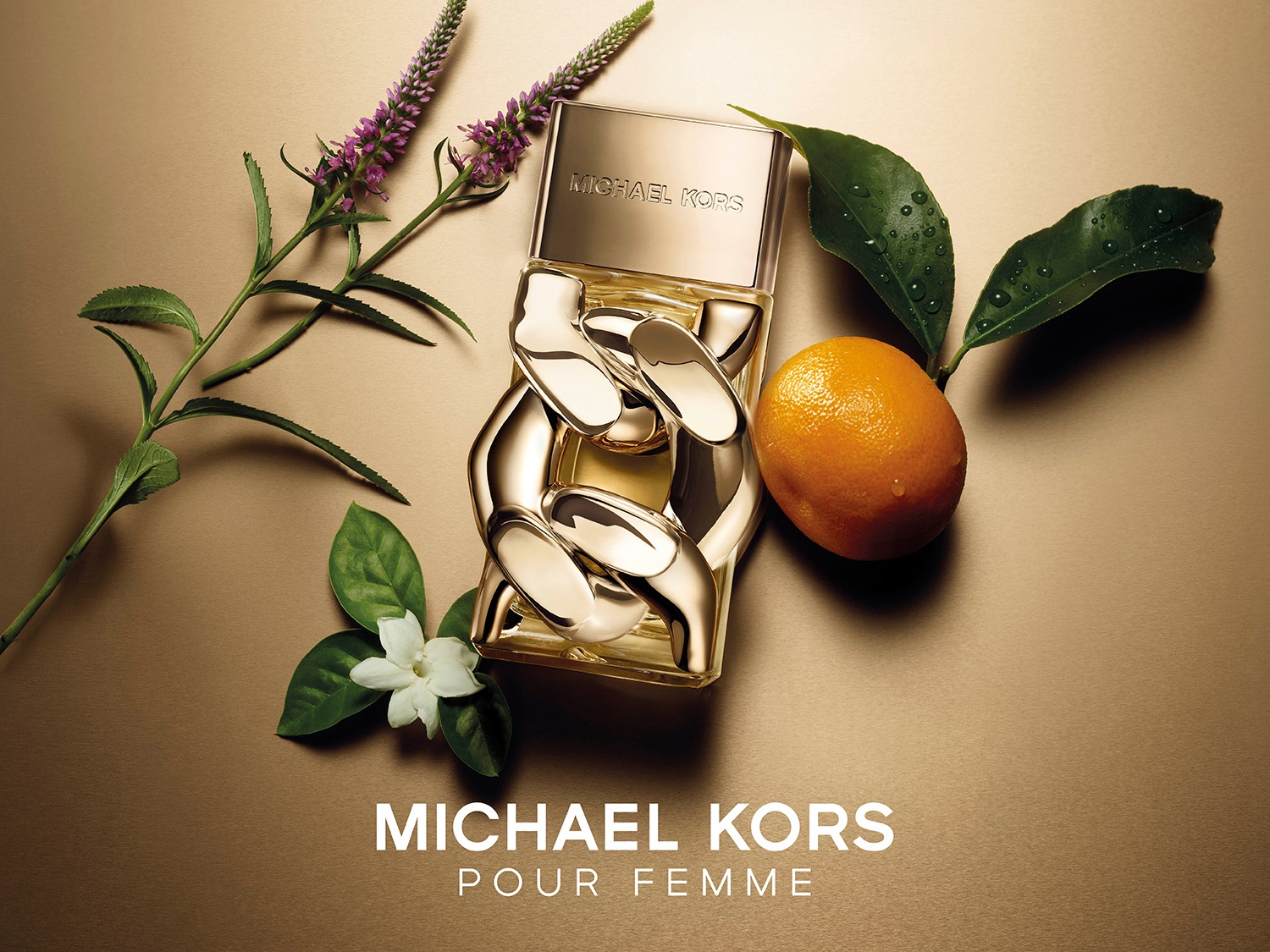 Le parfum Michael Kors Pour Femme est présenté dans un flacon élégant avec des maillons de chaîne dorés, entouré de fleurs violettes, de jasmin blanc et d'une orange juteuse avec des feuilles vertes, le tout sur un fond doré.