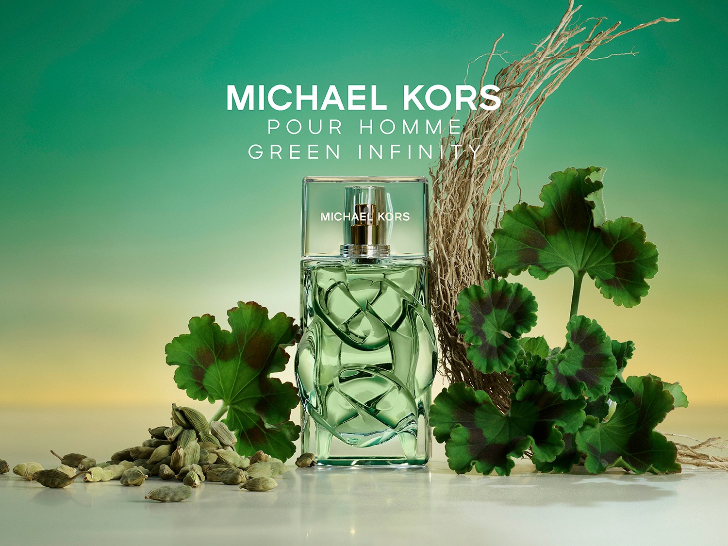 Michael Kors Pour Homme Green Infinity parfumflesje met groene vloeistof, omringd door groene bladeren, gedroogde takjes en kardemompeulen, tegen een groene en gele achtergrond.