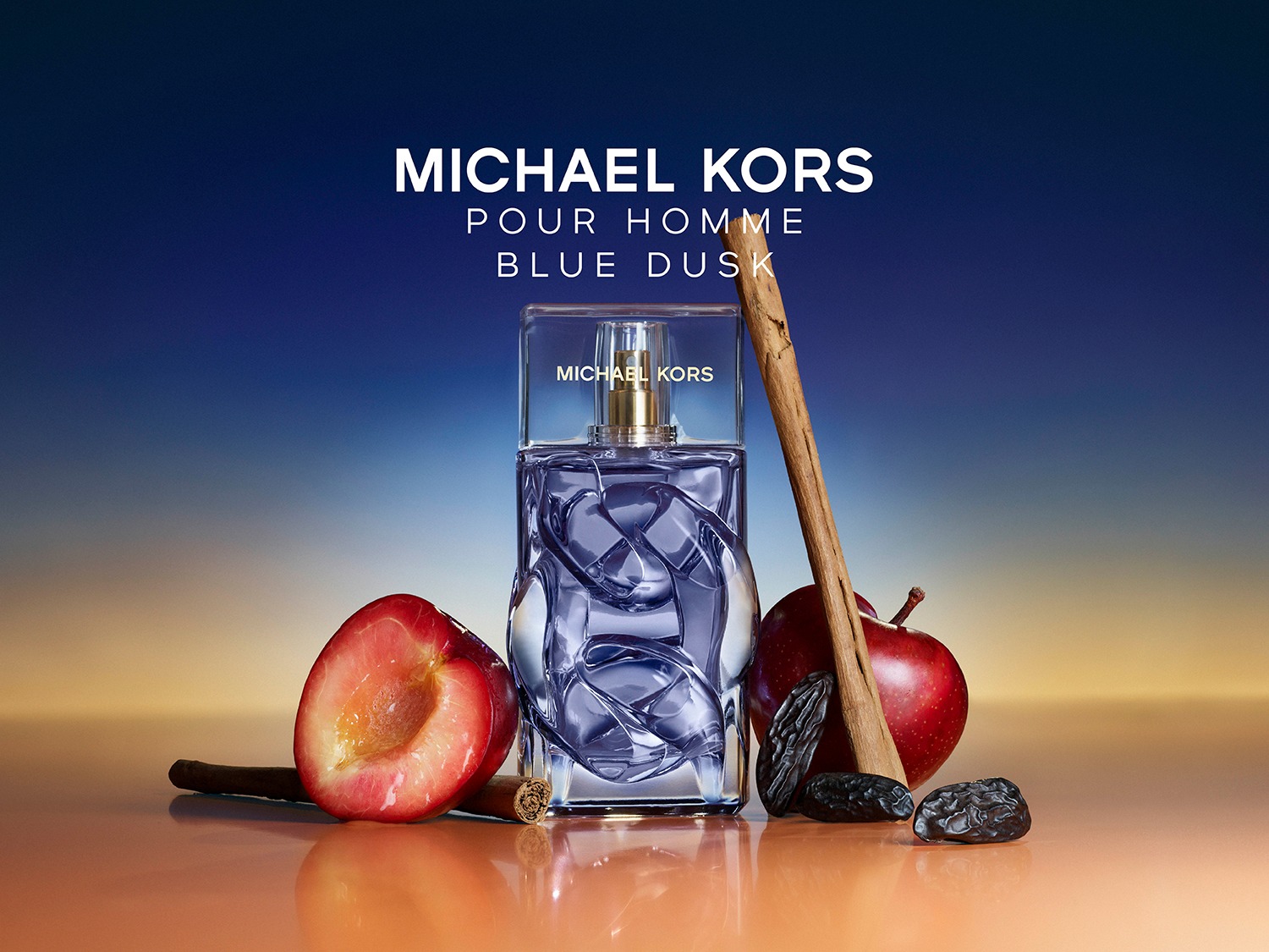 Le parfum Michael Kors Pour Homme Blue Dusk est présenté dans un flacon en verre transparent avec un liquide bleu-violet, entouré d'une prune coupée, d'une pomme rouge, de bâtons de cannelle et de raisins secs, sur un fond dégradé de bleu et d'orange.